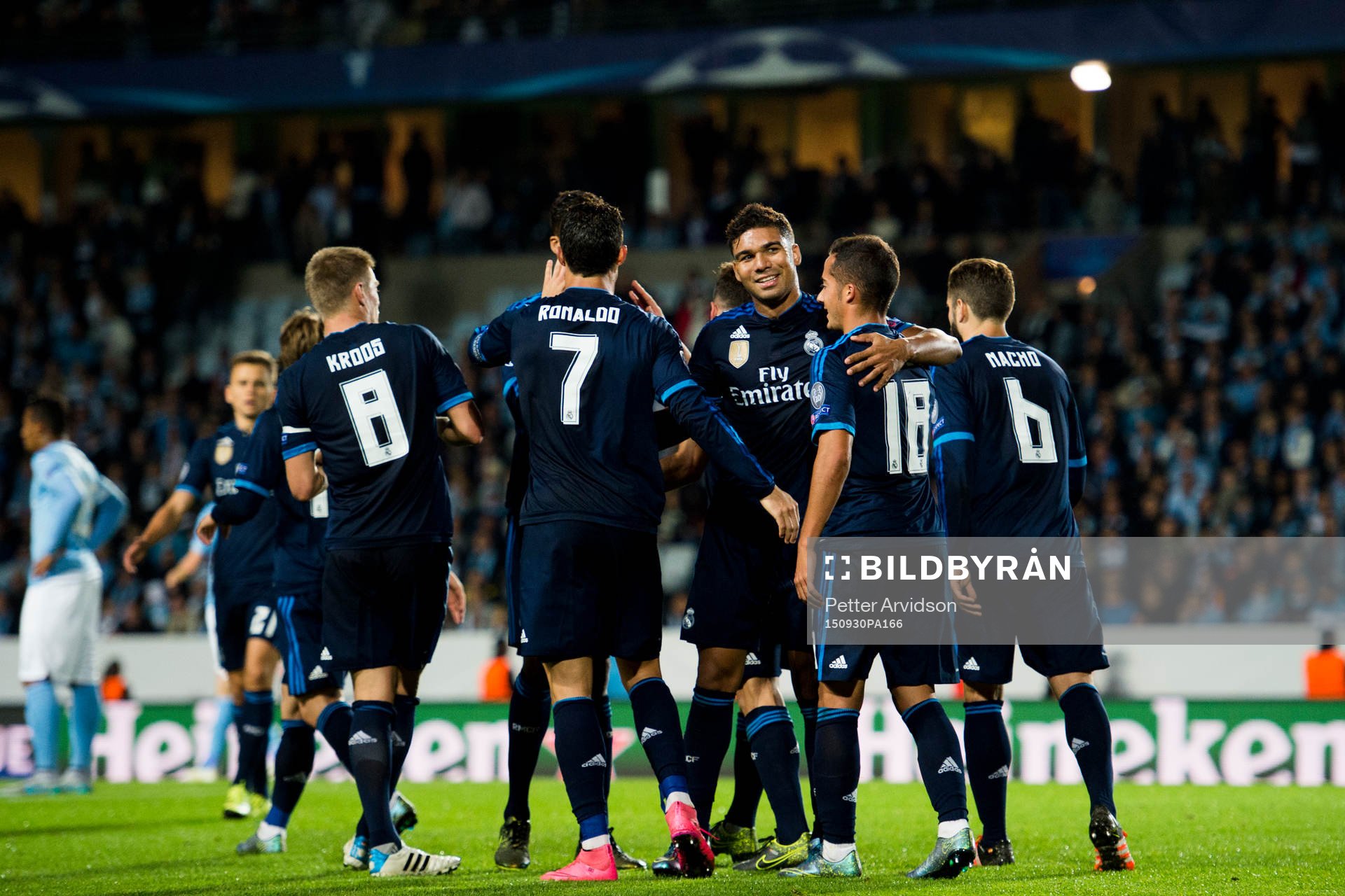 Real Madrids spelare med Casemiro (m) jublar