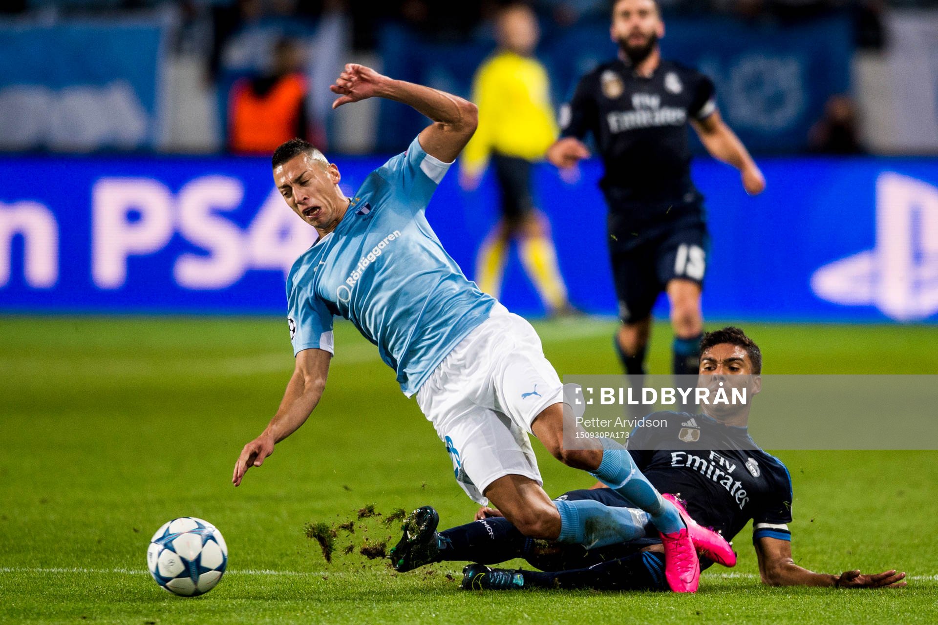Malmö FFs Nikola Djurdjic kapas av Real Madrids Casemiro
