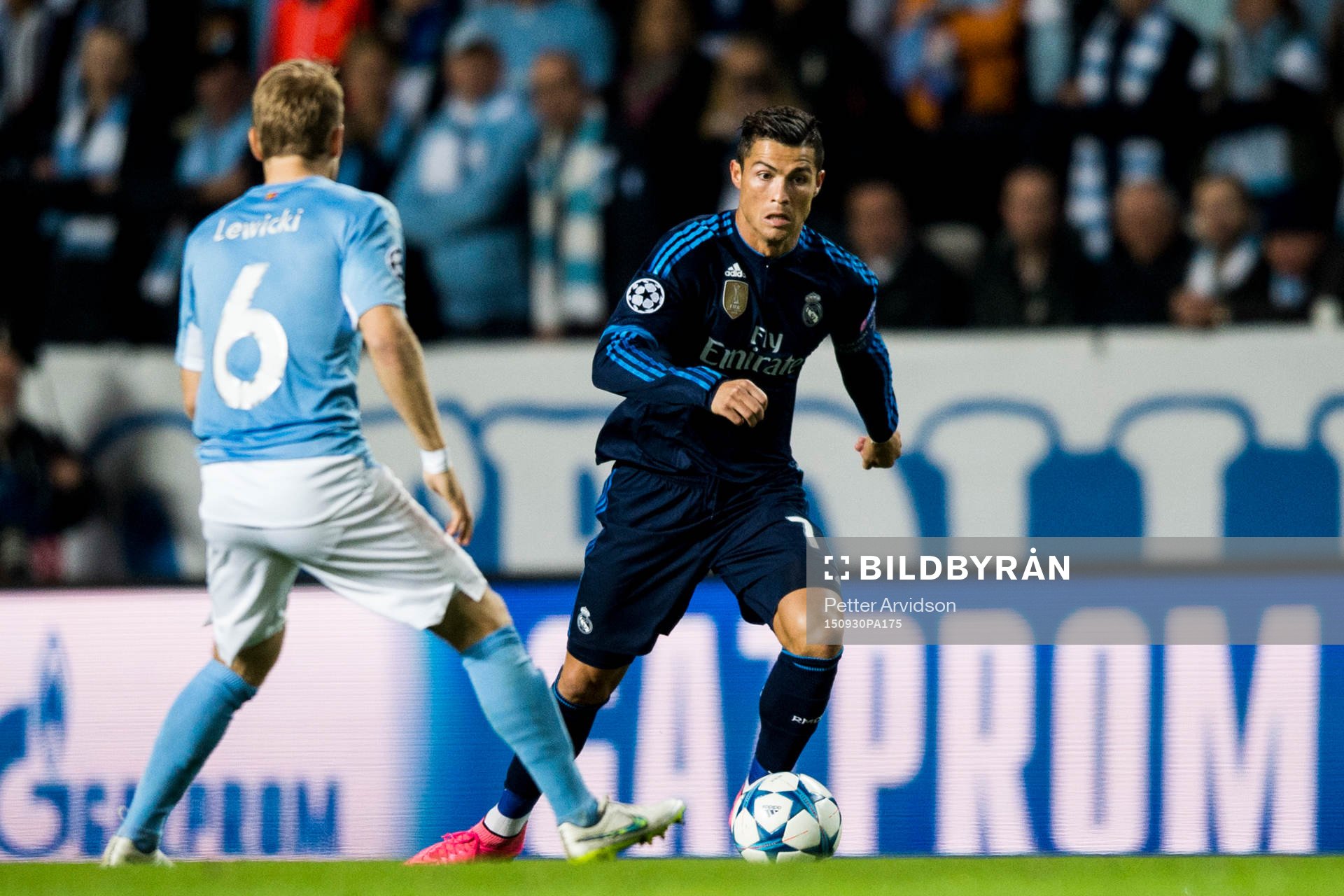 Real Madrids Cristiano Ronaldo mot Malmö FFs Oscar Lewicki