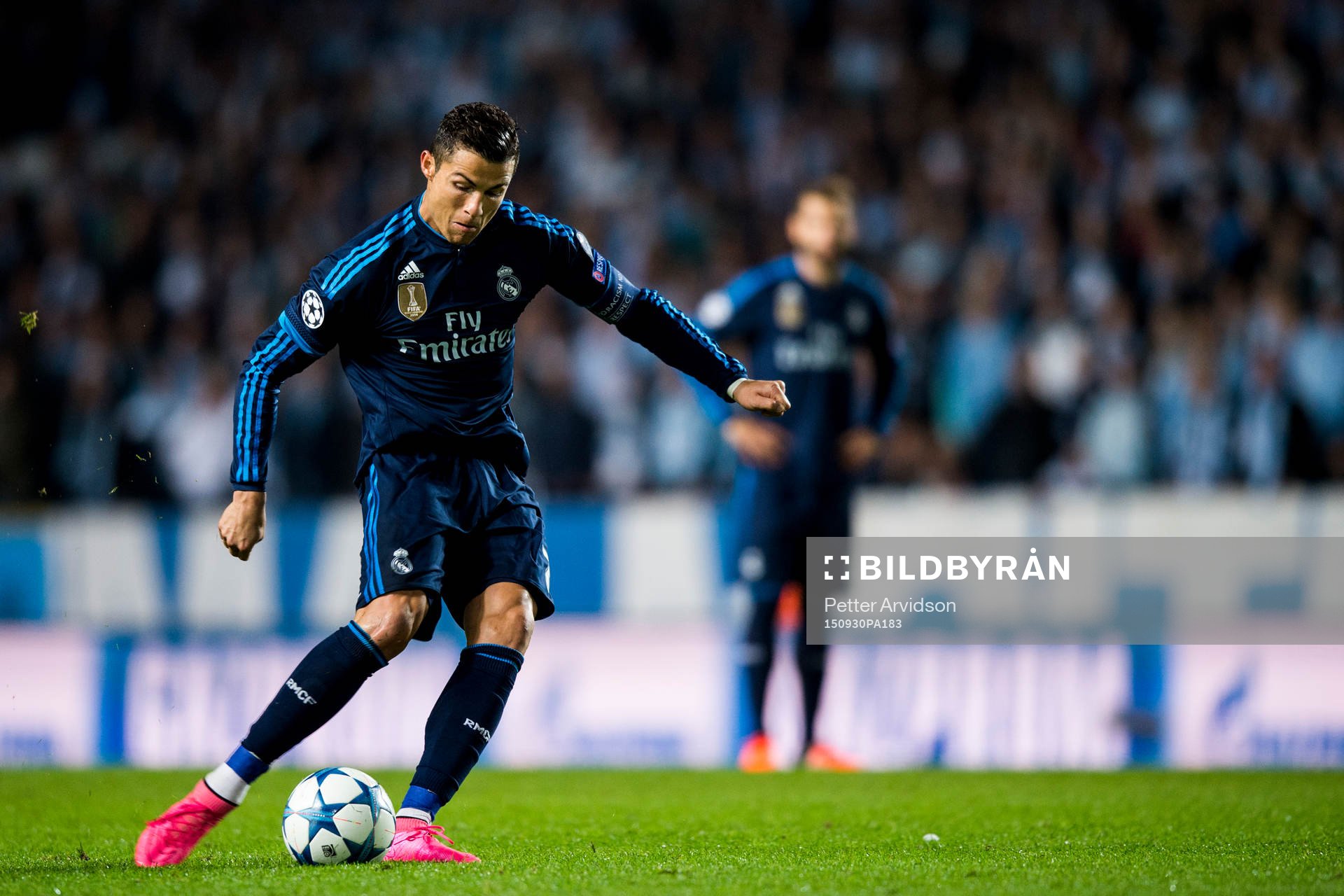 Real Madrids Cristiano Ronaldo skjuter en frispark
