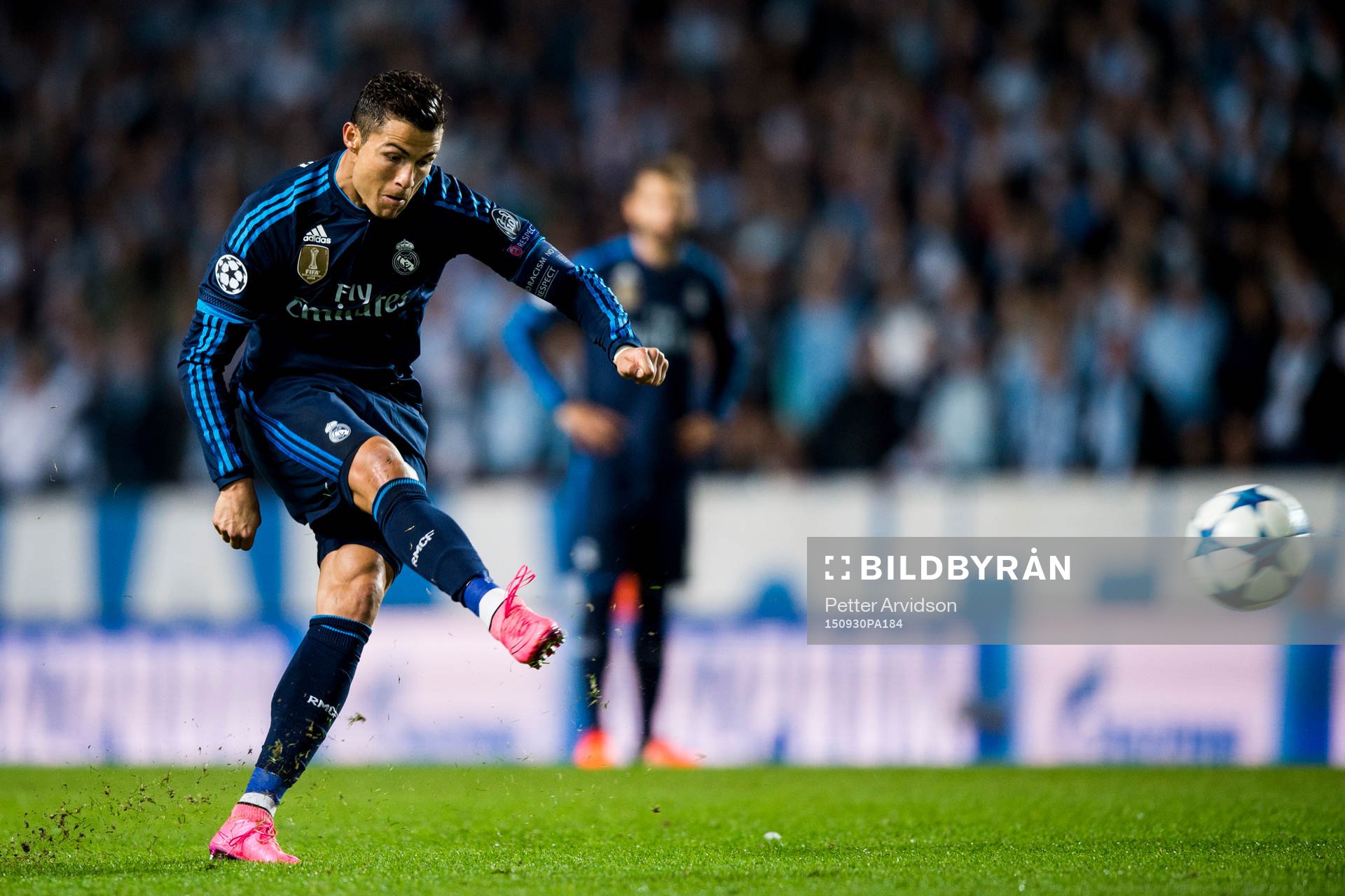 Real Madrids Cristiano Ronaldo skjuter en frispark