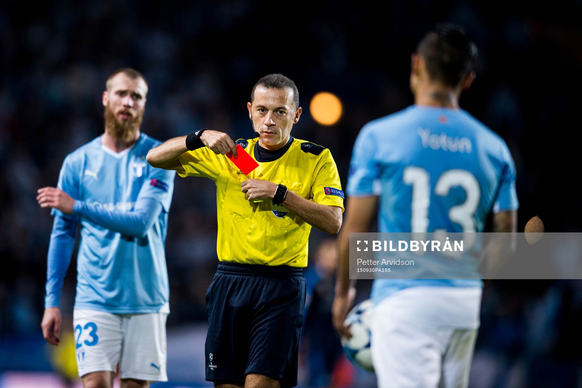 Domare Cüneyt Çakir ger rött kort till Malmö FFs Victor