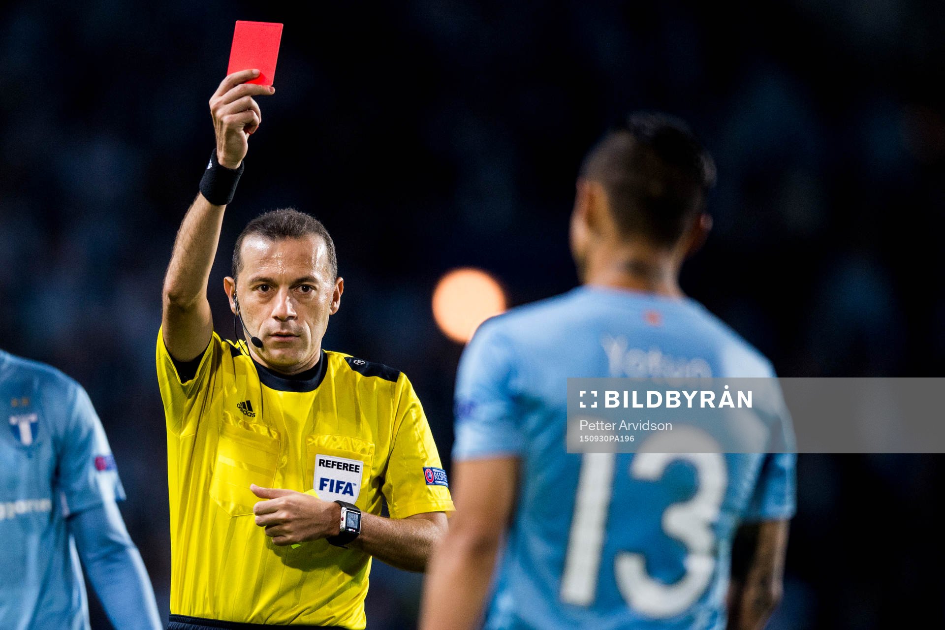Domare Cüneyt Çakir ger rött kort till Malmö FFs Victor