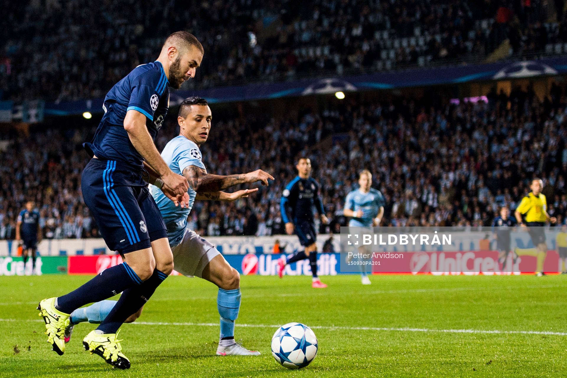 Real Madrids Karim Benzema mot Malmö FFs Victor Yoshimar