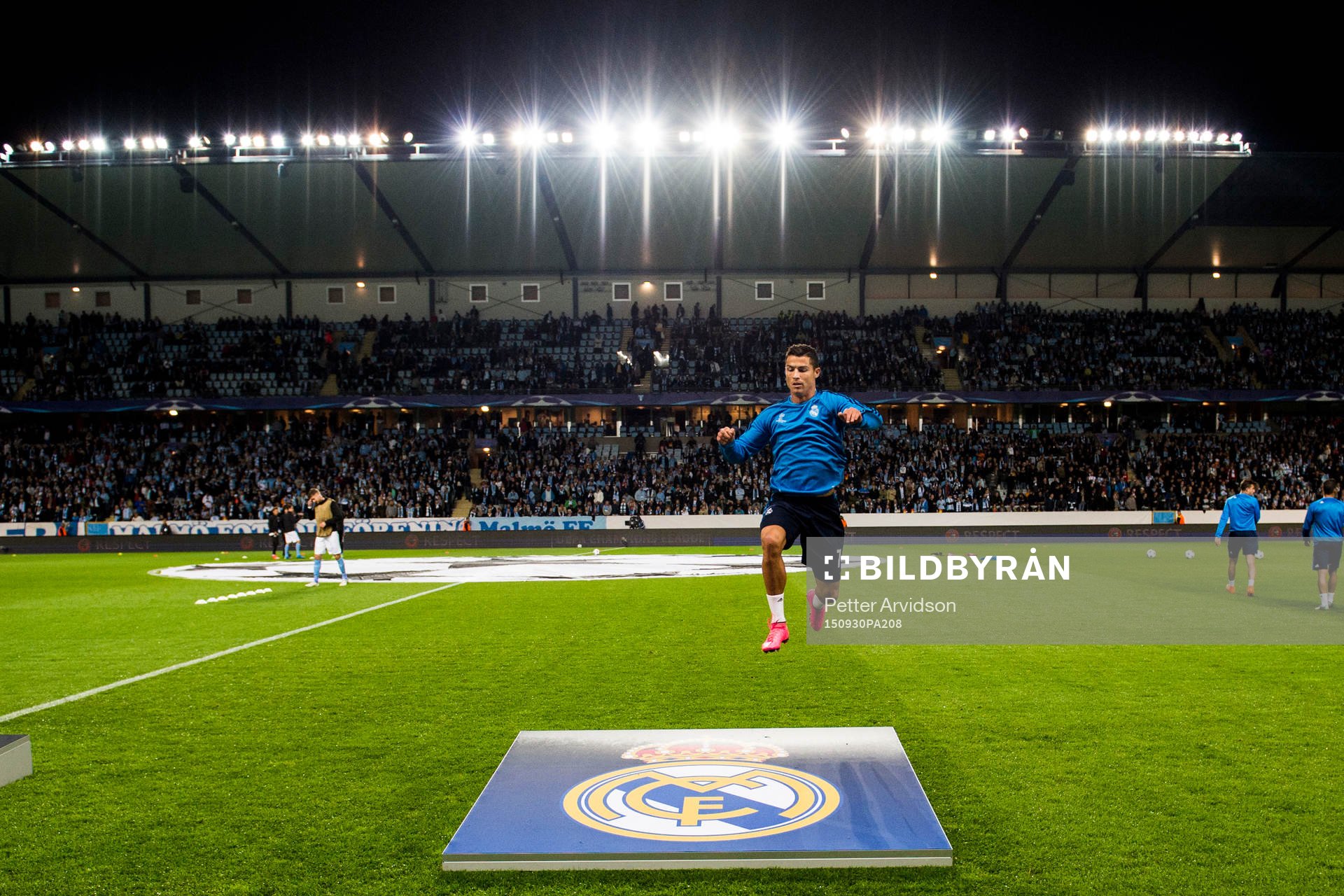Real Madrids Cristiano Ronaldo hoppar över klubbemblemet