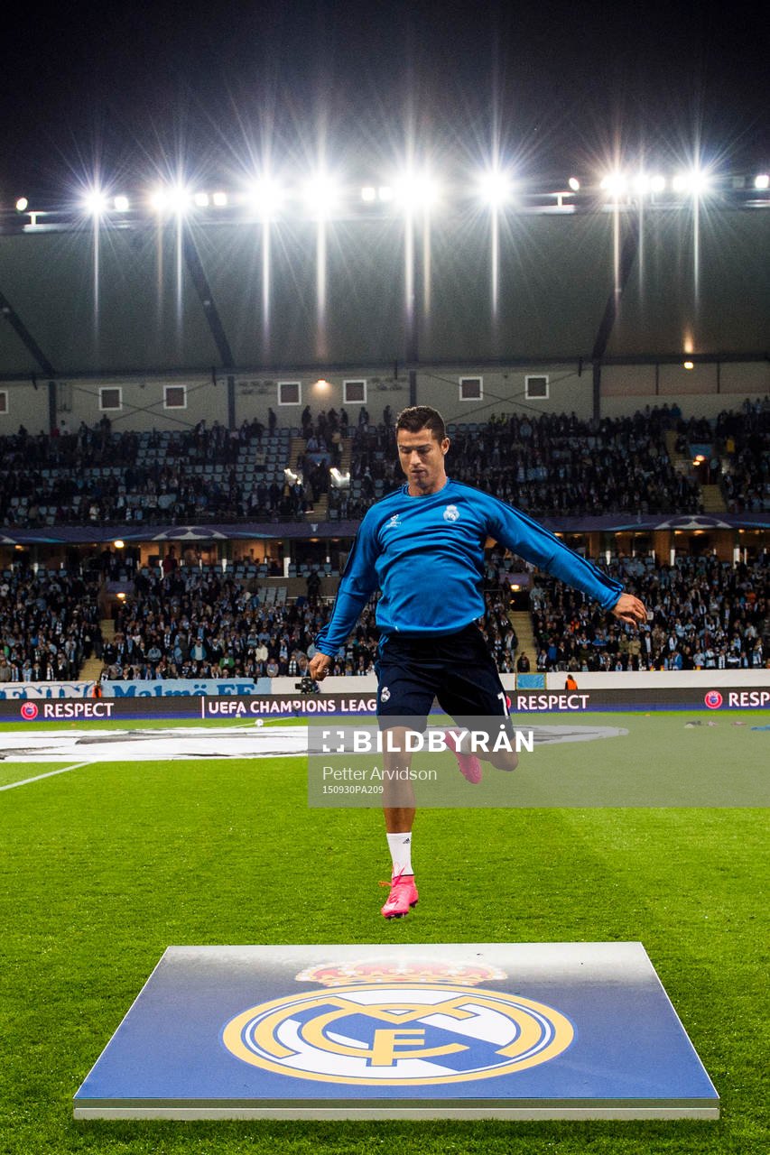 Real Madrids Cristiano Ronaldo hoppar över klubbemblemet