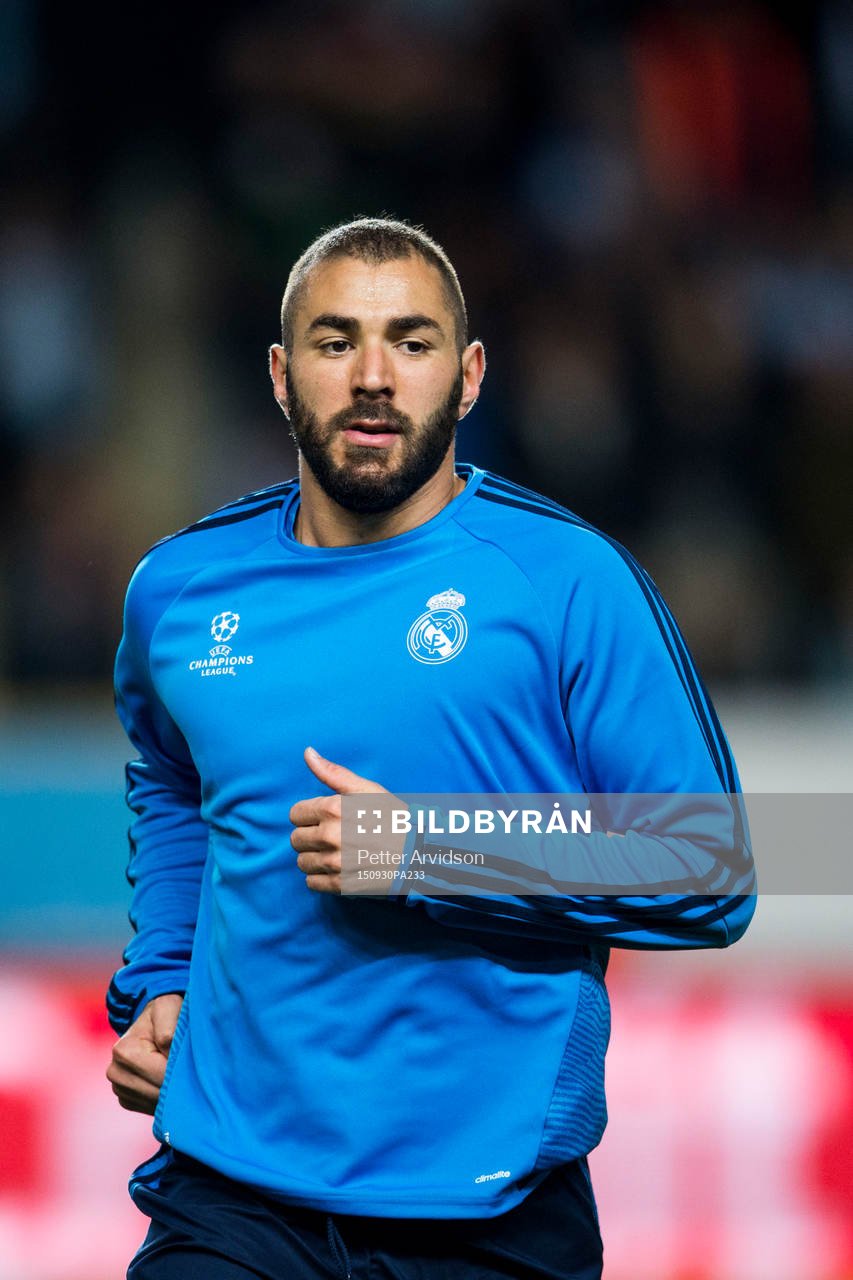 Real Madrids Karim Benzema värmer upp