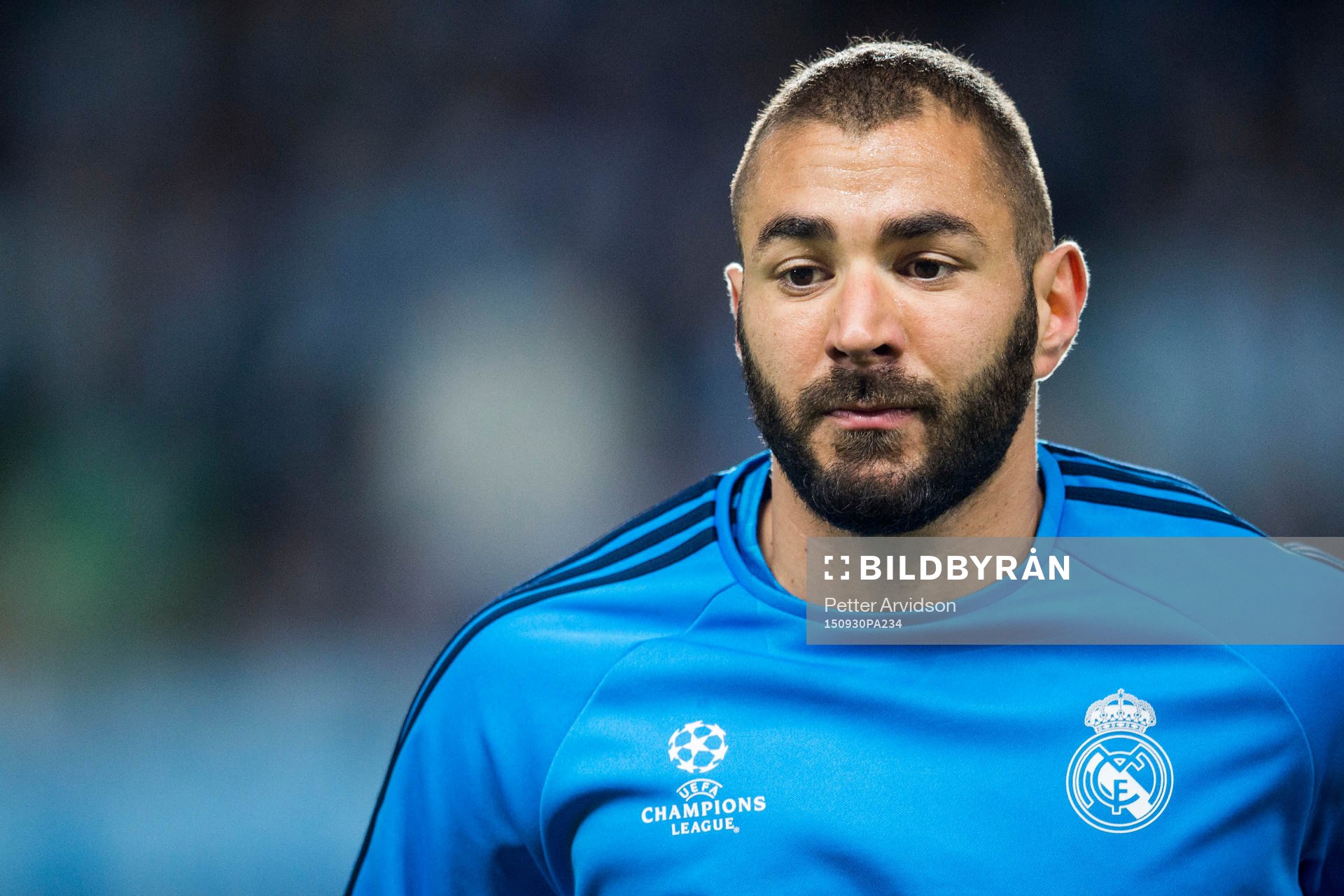 Real Madrids Karim Benzema värmer upp