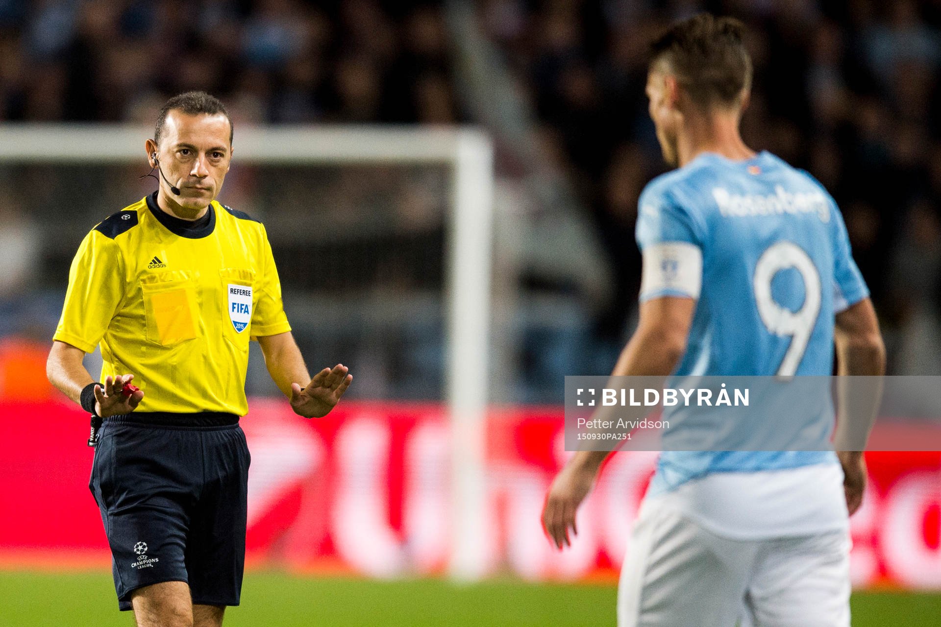Domare Cüneyt Çakir ber Malmö FFs Markus Rosenberg lunga