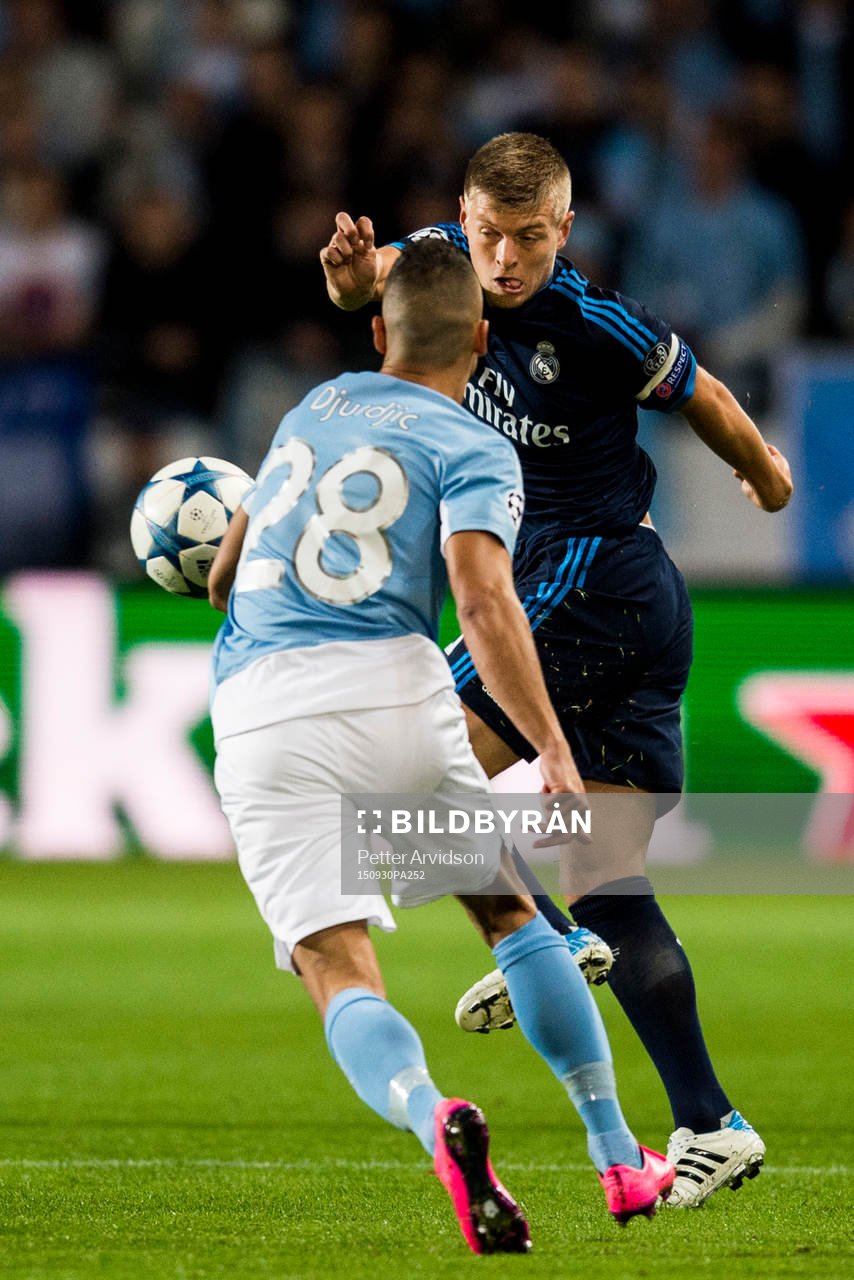 Real Madrids Toni Kroos och Malmö FFs Nikola Djurdjic