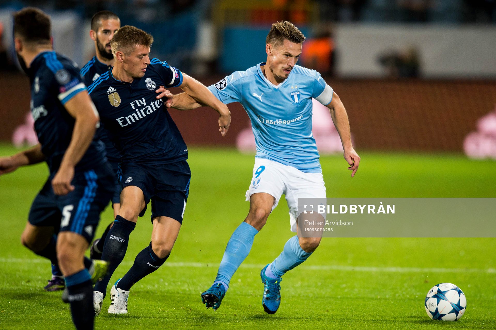 Malmö FFs Markus Rosenberg håller undan Real Madrids Toni