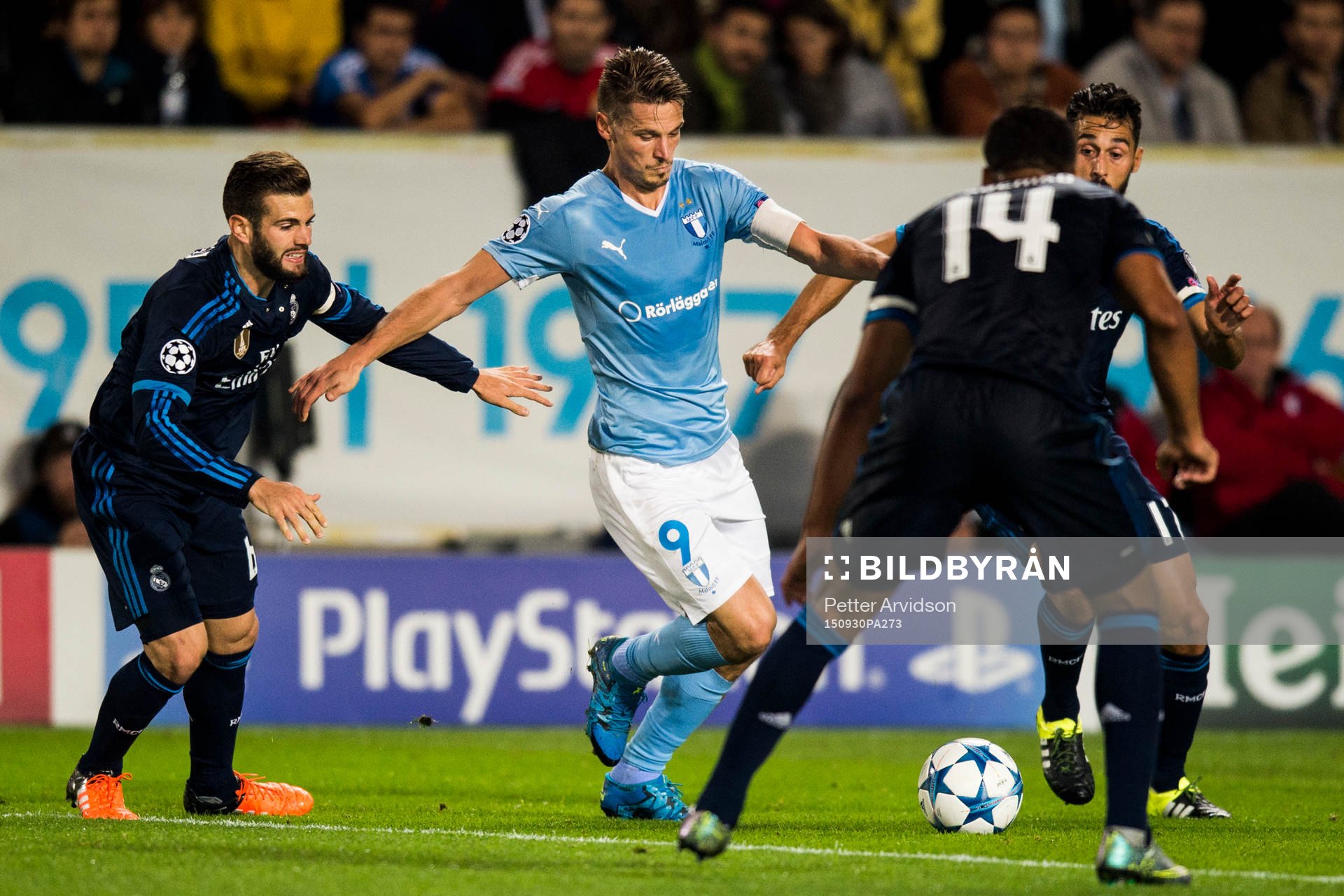 Malmö FFs Markus Rosenberg tar sig förbi Real Madrids