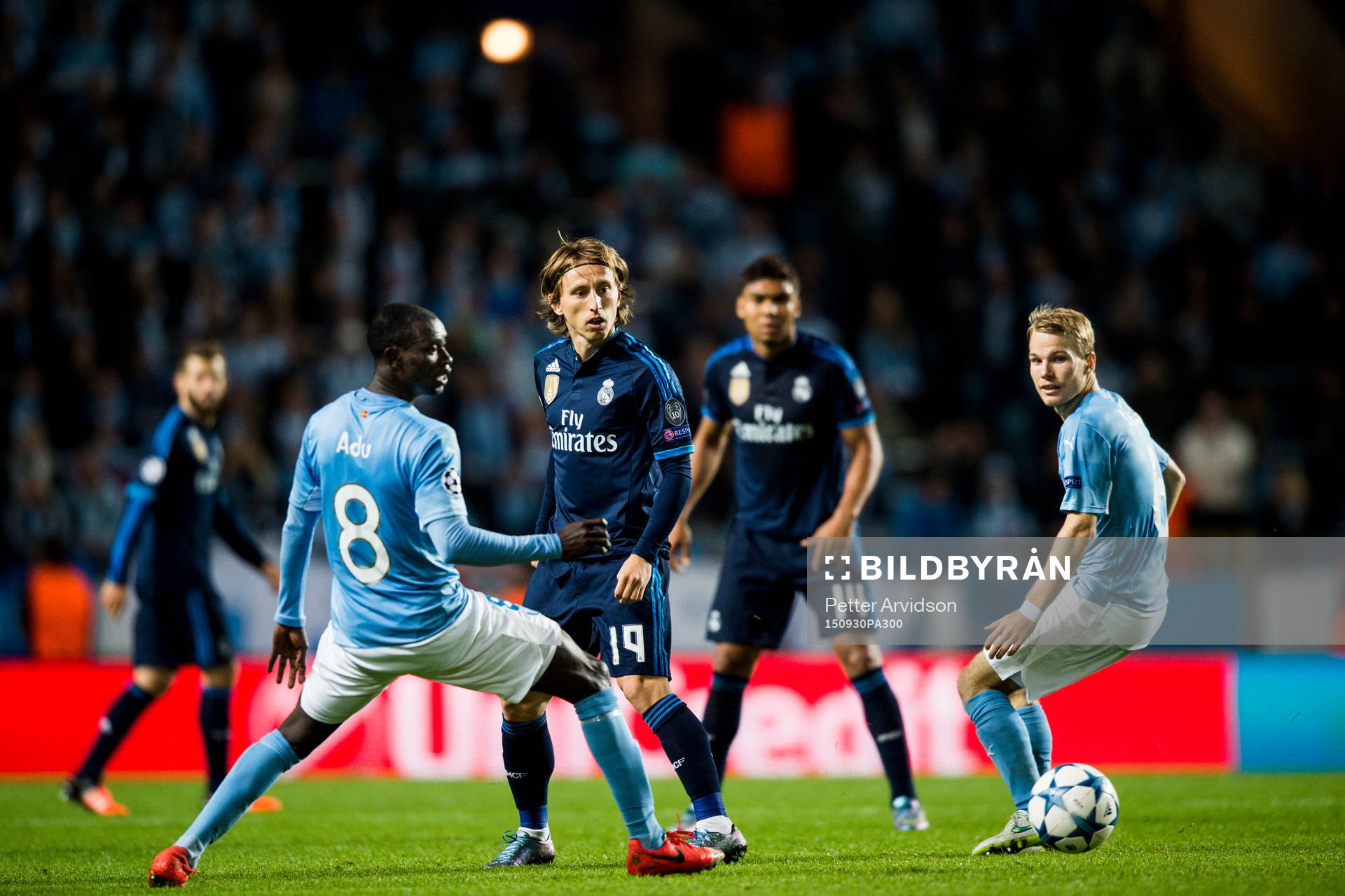 Real Madrids Luka Modric slår en passning mellan Malmö