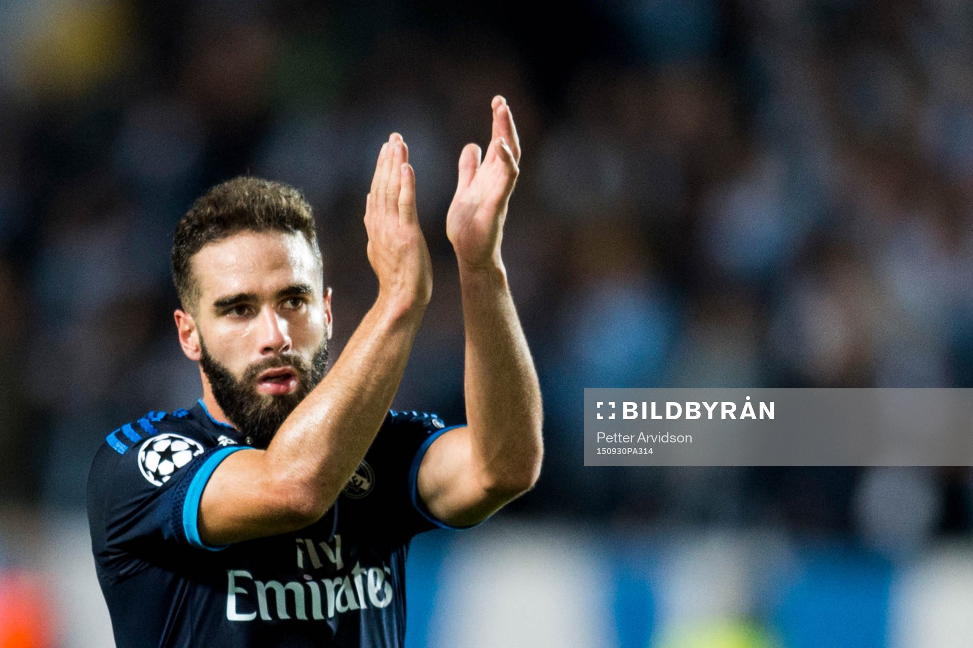Real Madrids Daniel Carvajal Ramos tackar publiken