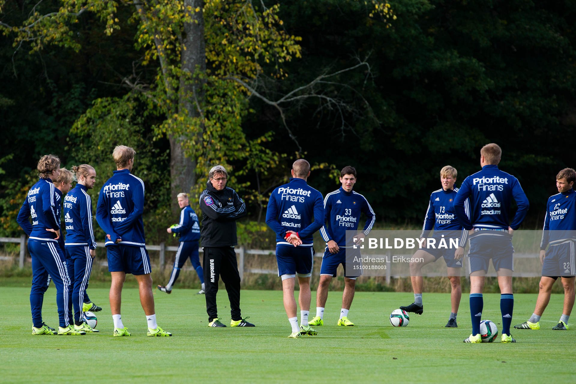 Djurgårdens tränare Per Olsson instruerar spelarna