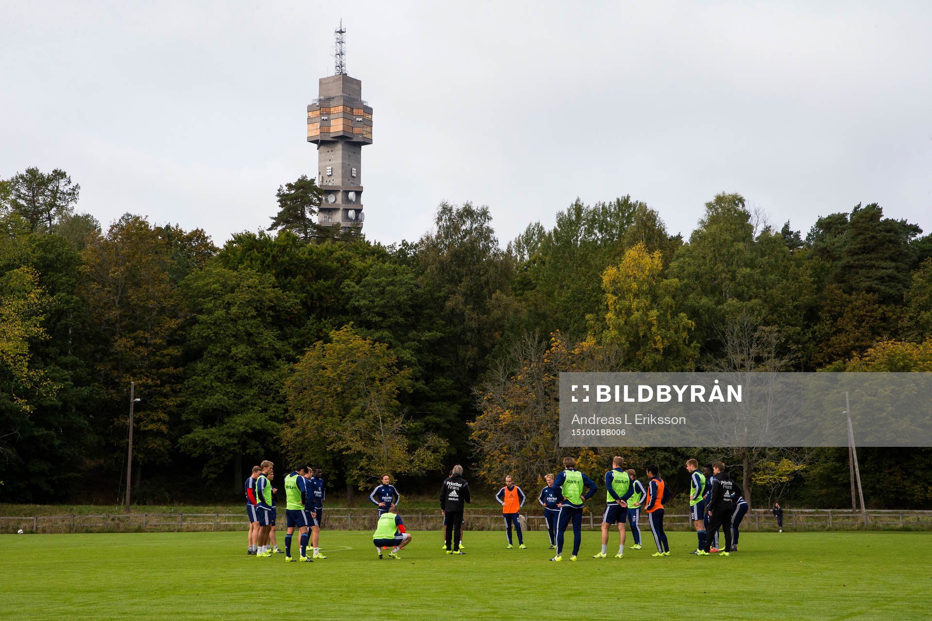 Djurgårdens tränare Per Olsson instruerar spelarena