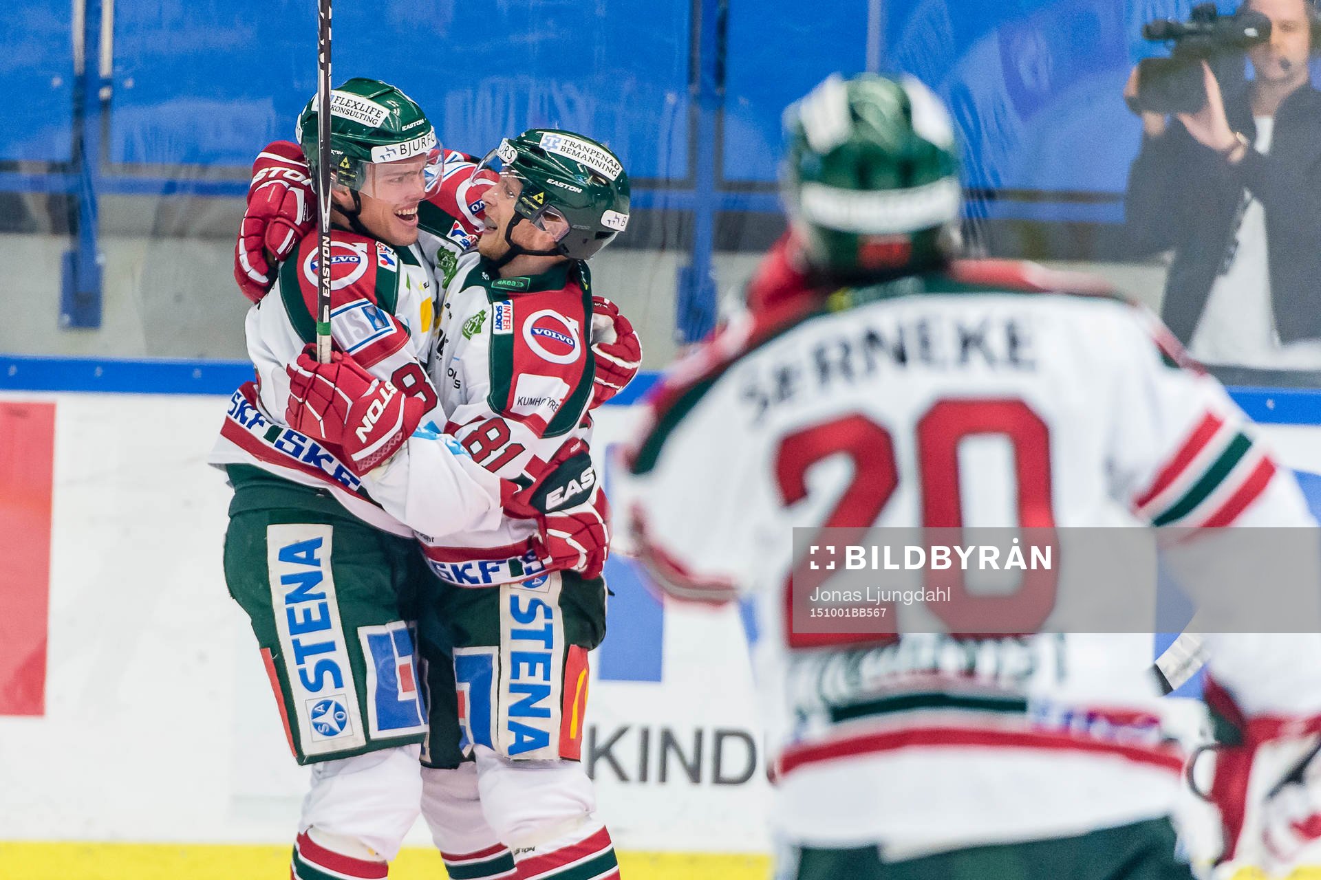 Frölundas Andreas Johnson och Ryan Lasch  jublar