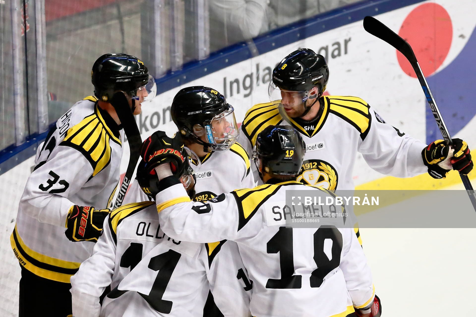 Brynäs firar 2-3-målet som gjordes av Jesper Ollas