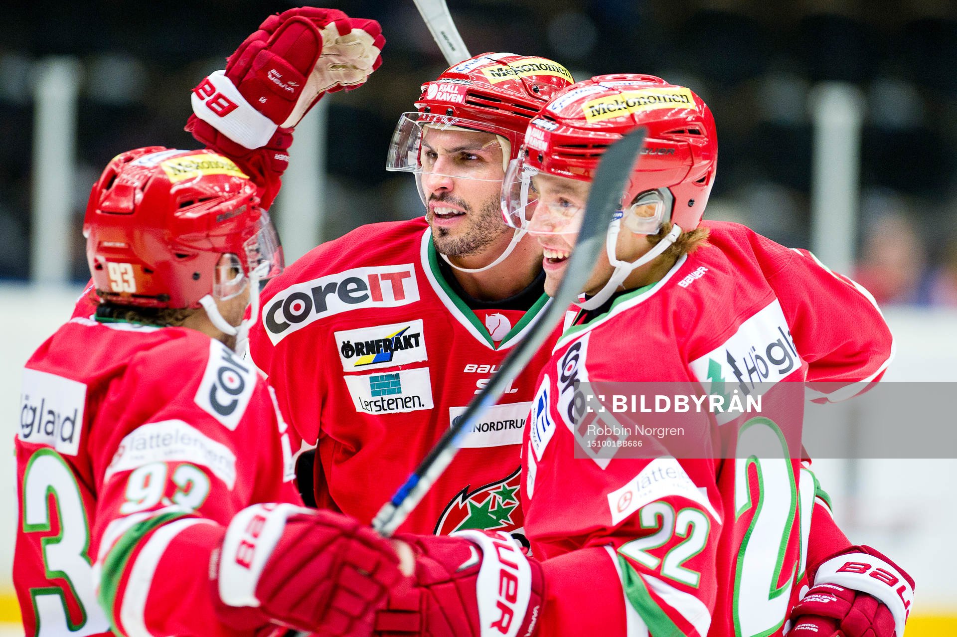 Modos Maxim Lapierre jublar med Albin Carlson och Byron