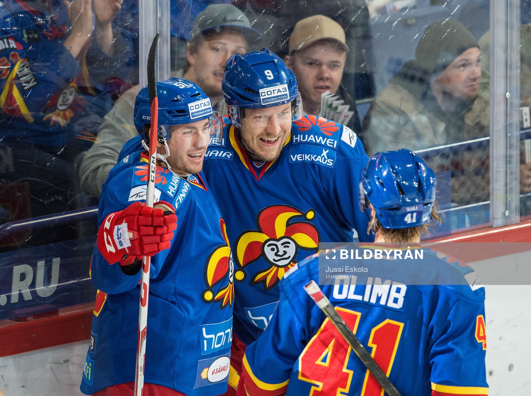 Tokerits Brandon Kozun jublarunder en ishockeymatch i KHL