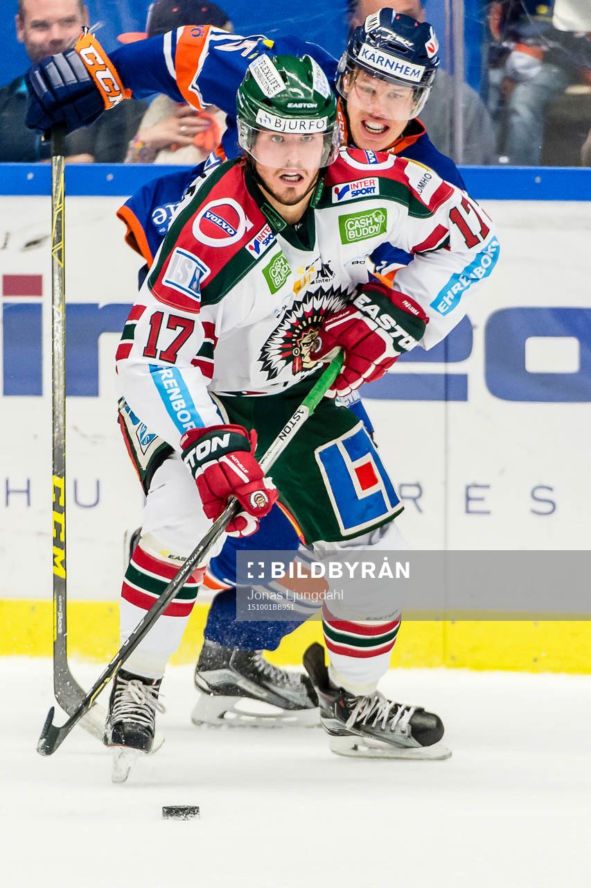 Frölundas Sebastian Stålberg jagas av Växjös Mikael