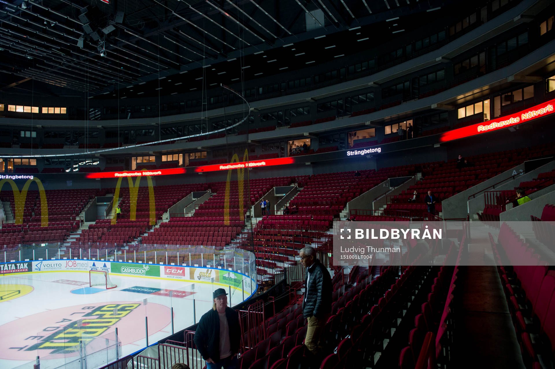 Publiken strömmar in till ishockeymatchen i SHL mellan