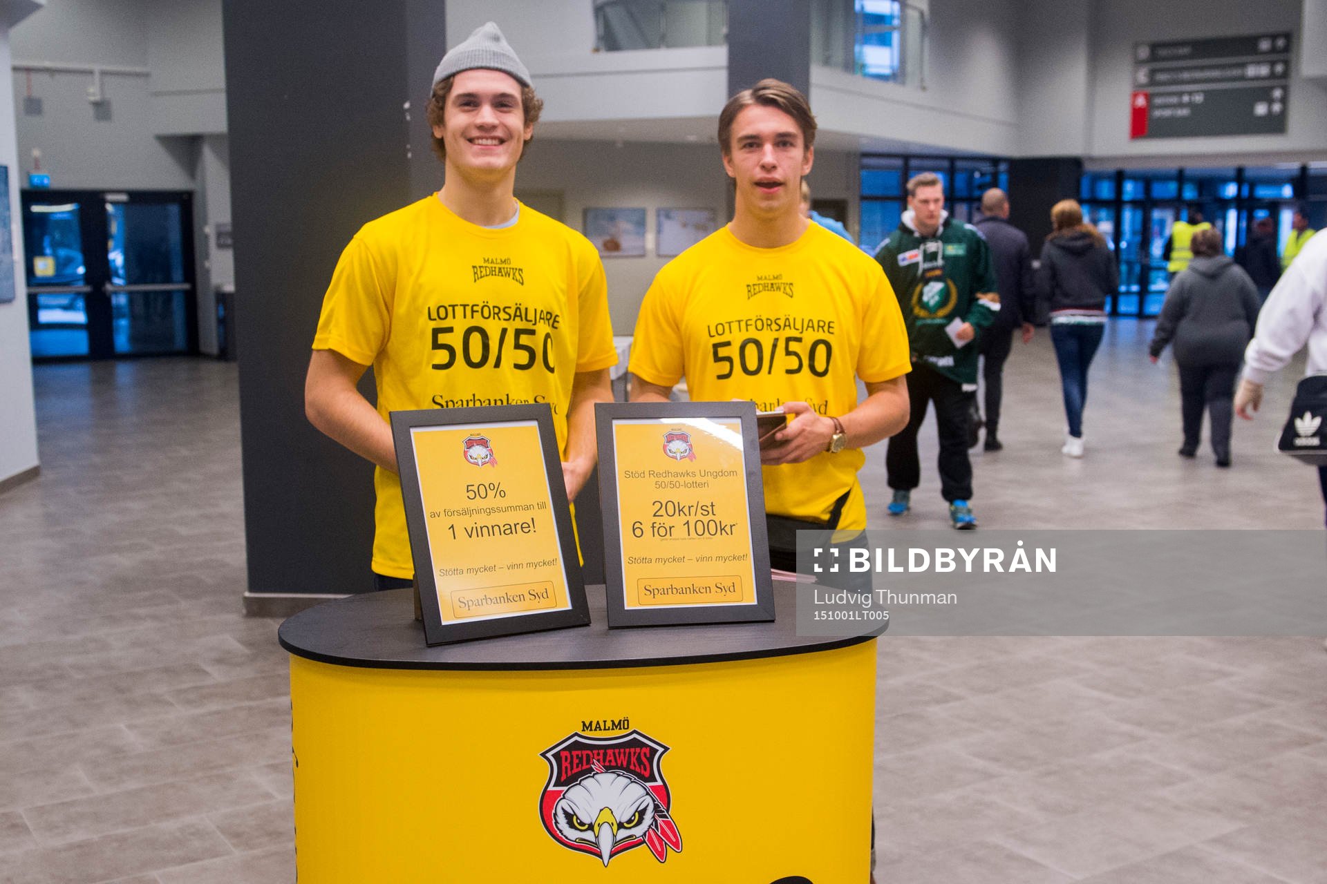 Ungdomar säljer 50/50 matcher