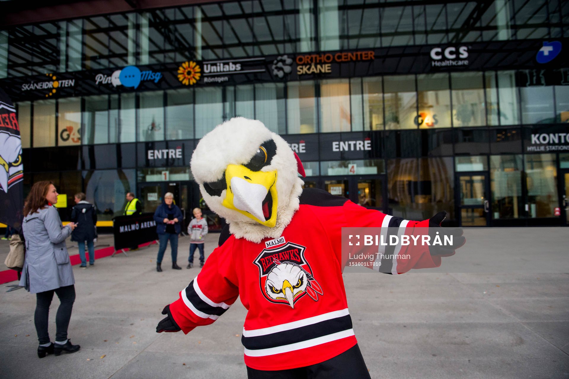 Malmö Redhawks maskot Hawkan poserar utanför ingången
