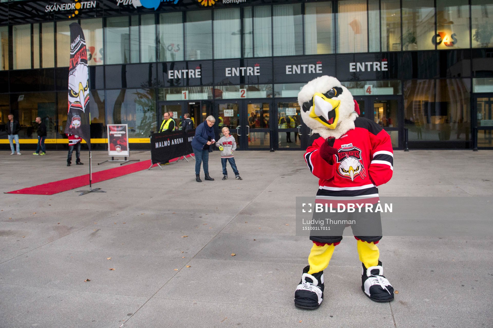 Malmö Redhawks maskot Hawkan poserar utanför ingången