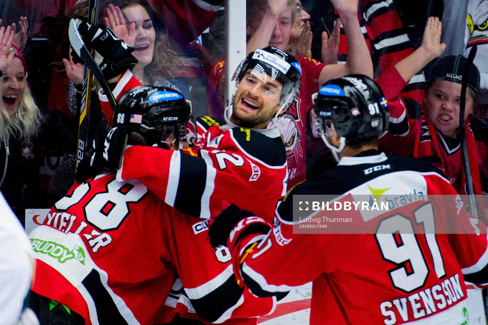 Malmö Redhawks Peter Mueller firar med TJ Galiardi och