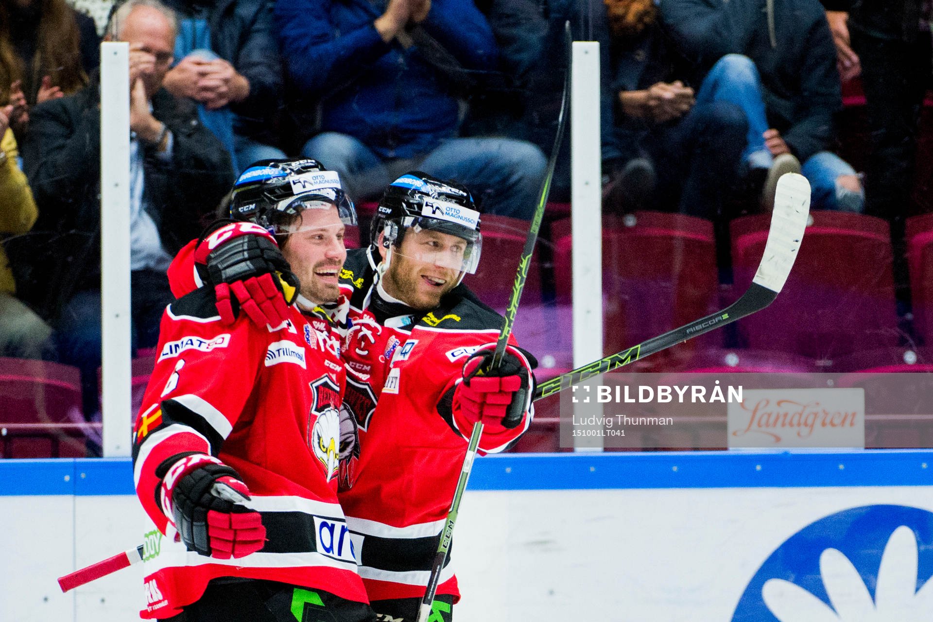 Malmö Redhawks Derek Meech firar med Stefan Warg jublar