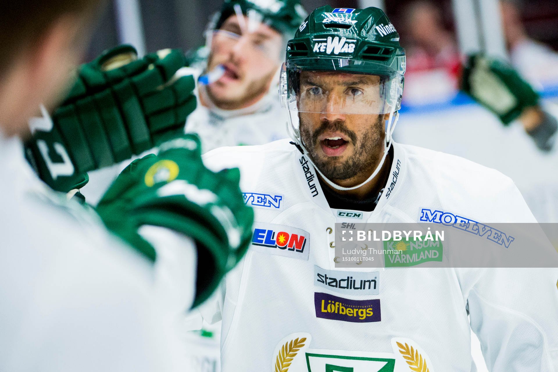 Färjestads Robbie Earl firar han gjort 1-2 med