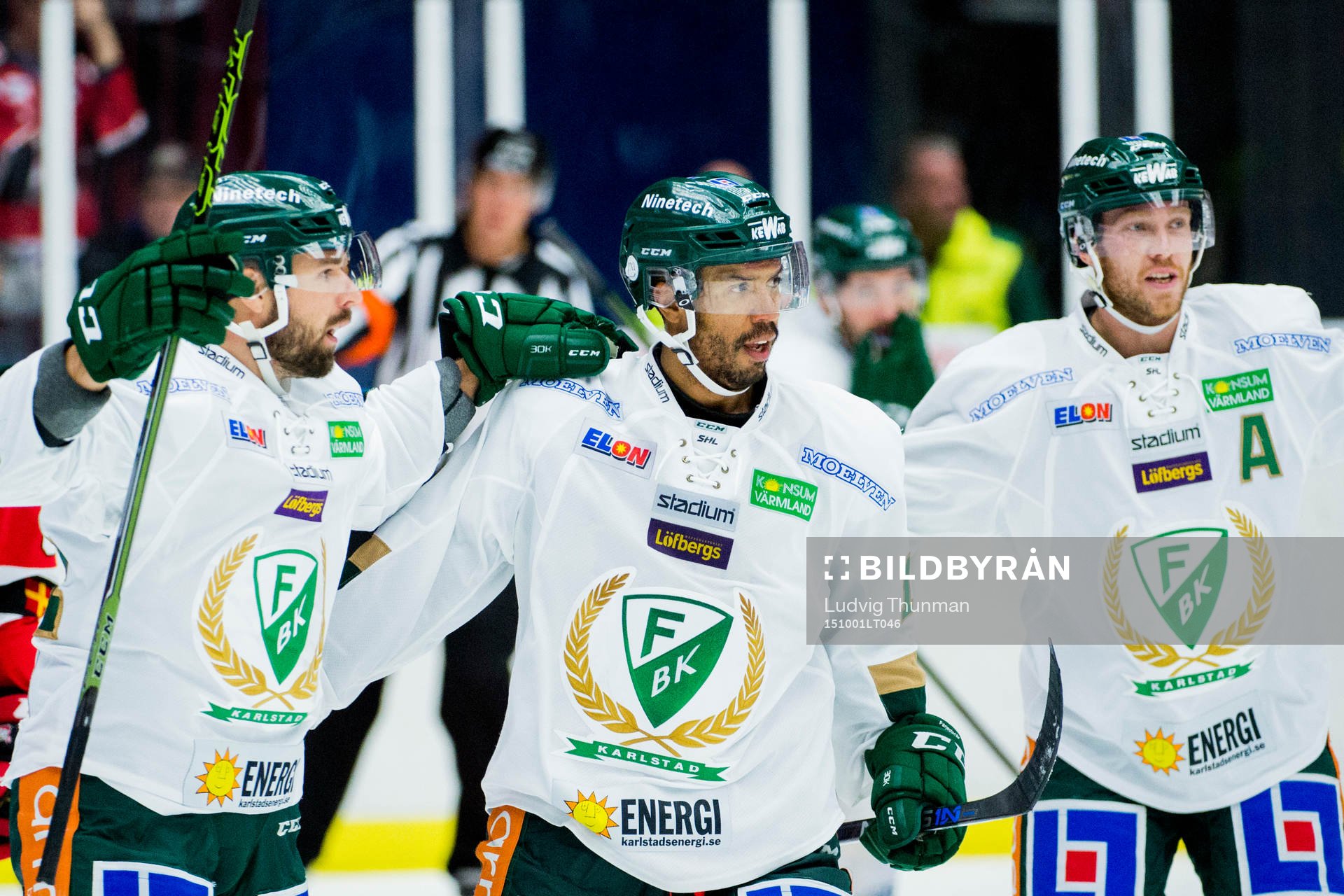 Färjestads Robbie Earl firar med Milan Gulas och Linus