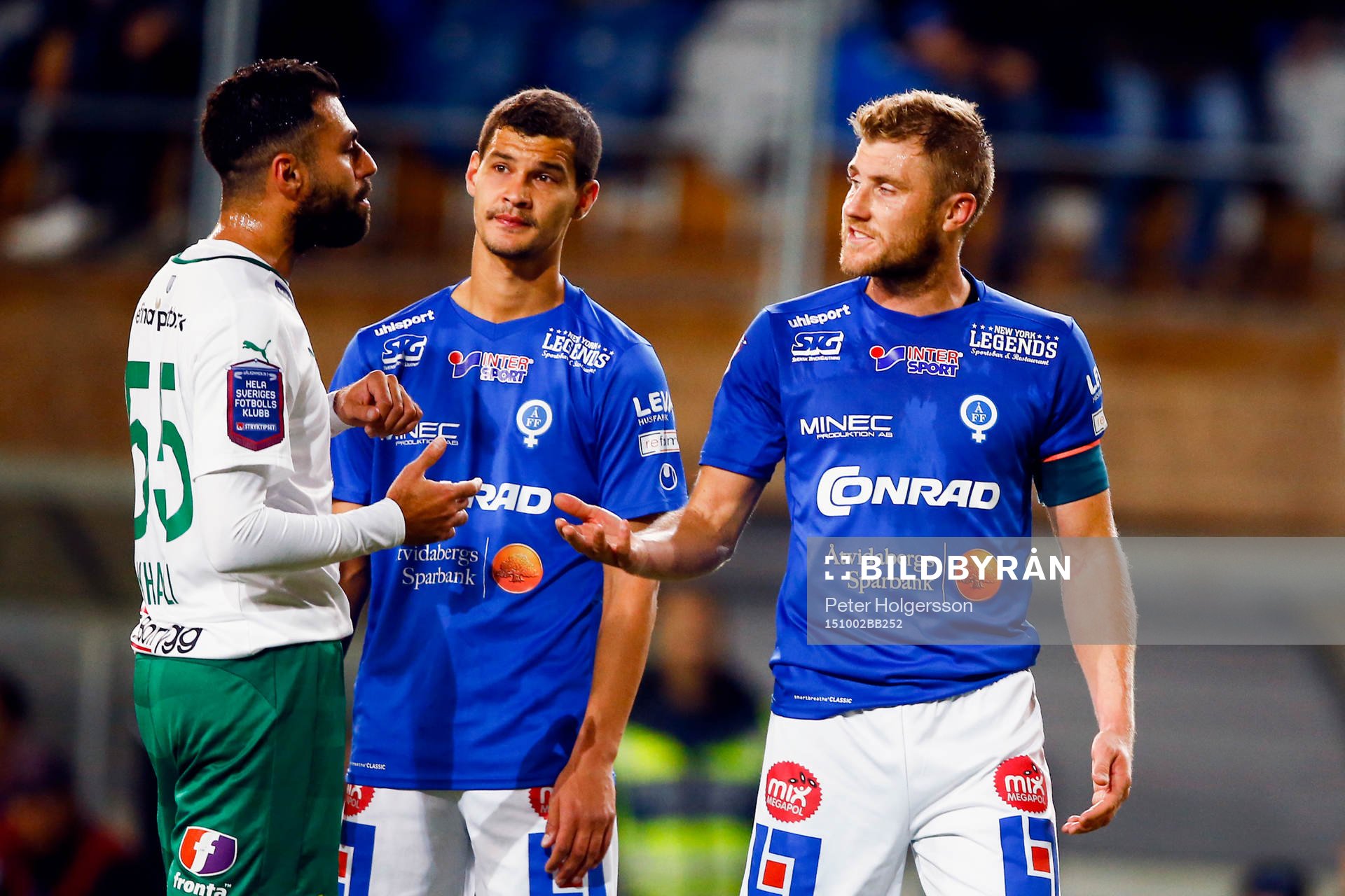 Hammarbys Imad Khalili diskuterar med Åtvidabergs Daniel