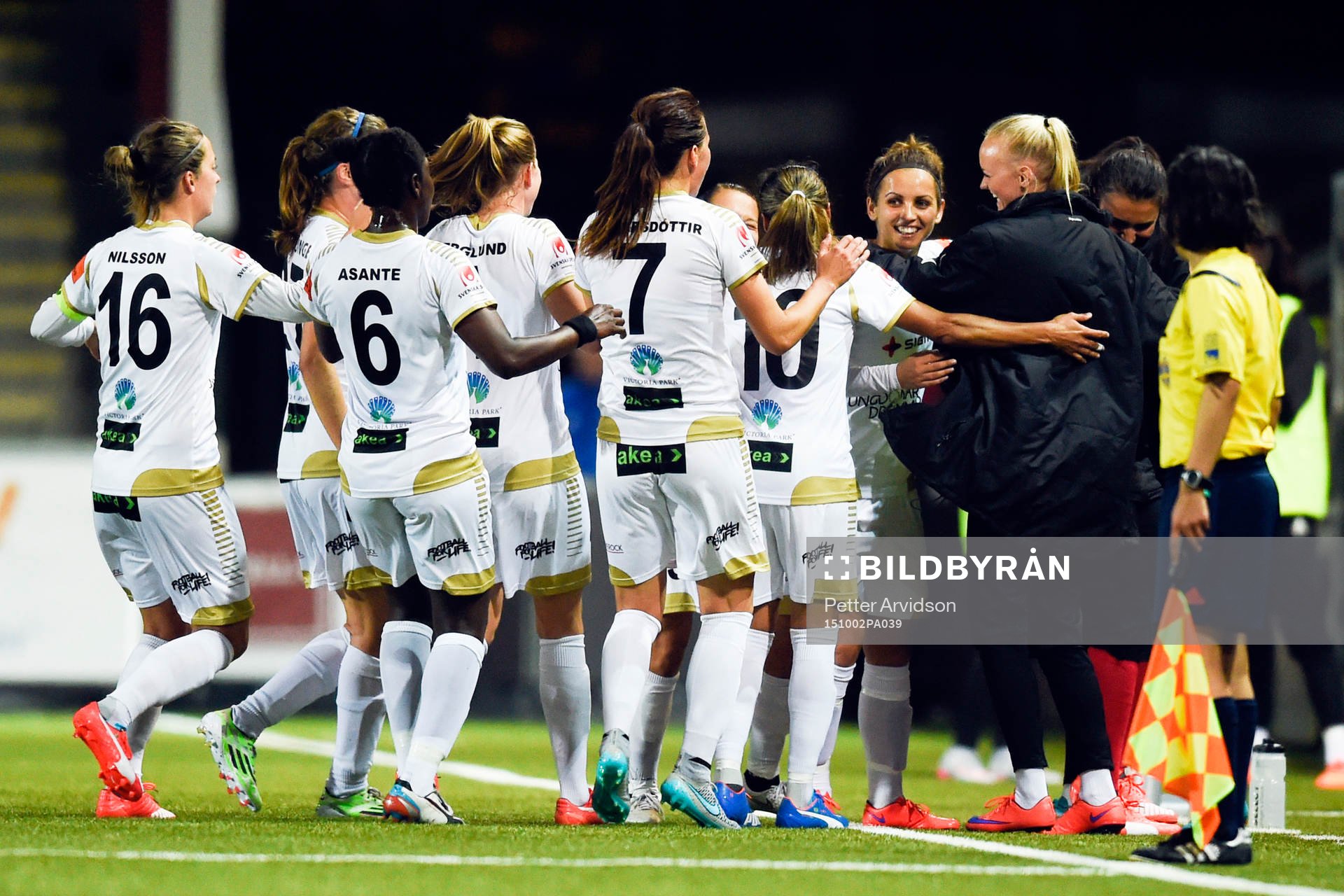 Rosengårds Natasa Andonova jublar efter 1-0 under fotbollsmatchen i Damallsvenskan mellan FC Rosengård och Umeå den 2 oktober 2015 i Malmö.