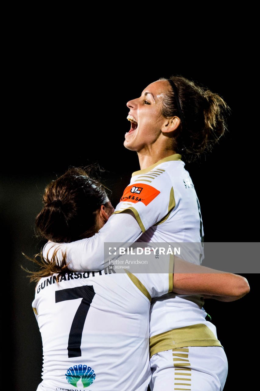 Rosengårds Natasa Andonova jublar tillsammans med Sara Björk Gunnarsdottir efter sitt 2-0 mål under fotbollsmatchen i Damallsvenskan mellan FC Rosengård och Umeå den 2 oktober 2015 i Malmö.