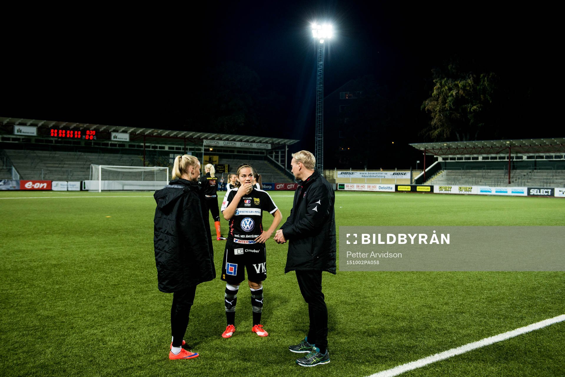 Umeås Sarah Mellouk i samtal med Rosengårds assisterande