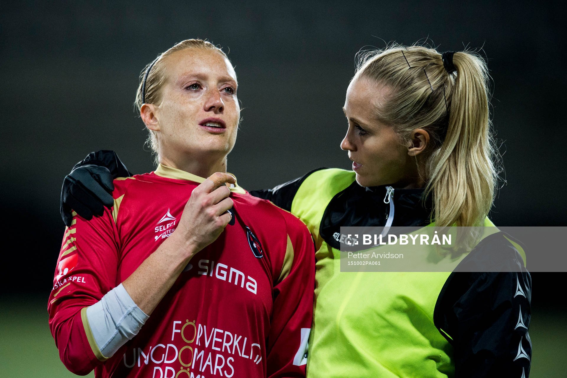 Rosengårds målvakt Kathrin Längert gråter och tröstas