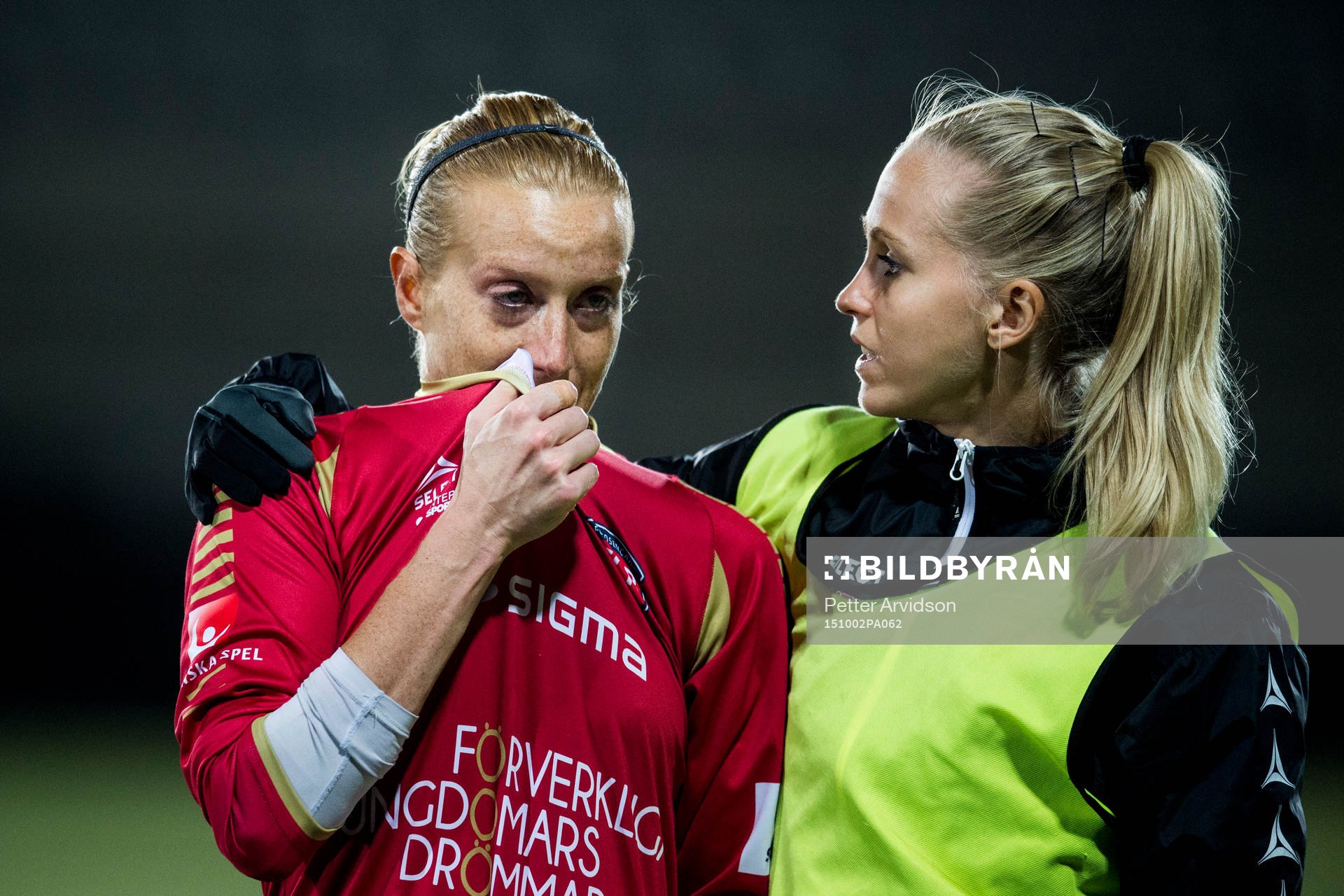Rosengårds målvakt Kathrin Längert gråter och tröstas