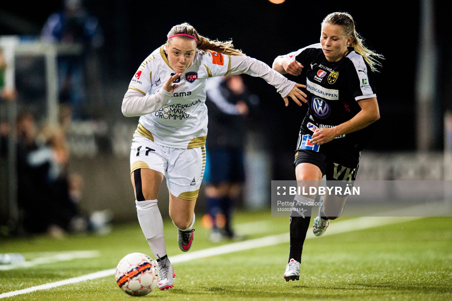 Rosengårds Andrea Thorisson i kamp med Umeås Emmi Alanen under fotbollsmatchen i Damallsvenskan mellan FC Rosengård och Umeå den 2 oktober 2015 i Malmö.