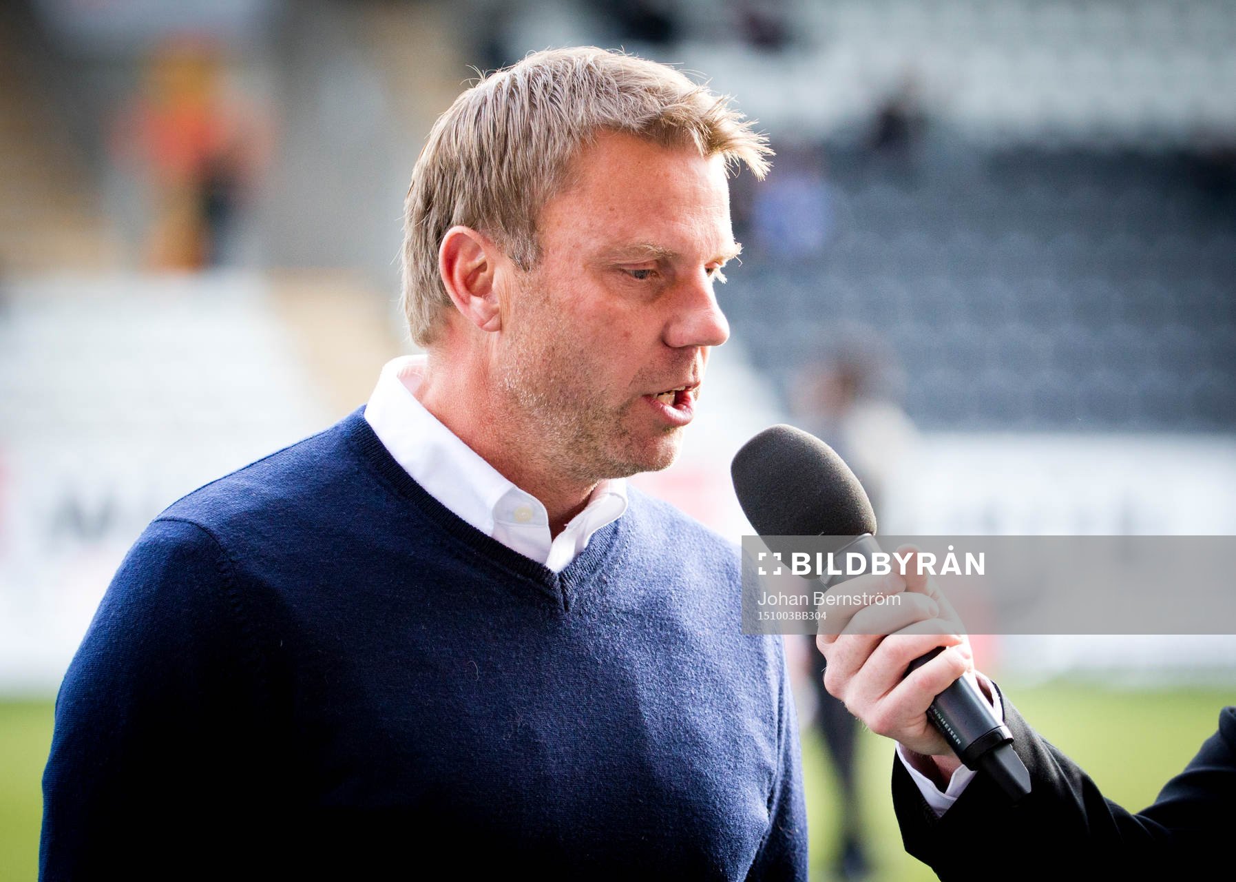 Falkenbergs tränare Hans Eklund blir intervjuad