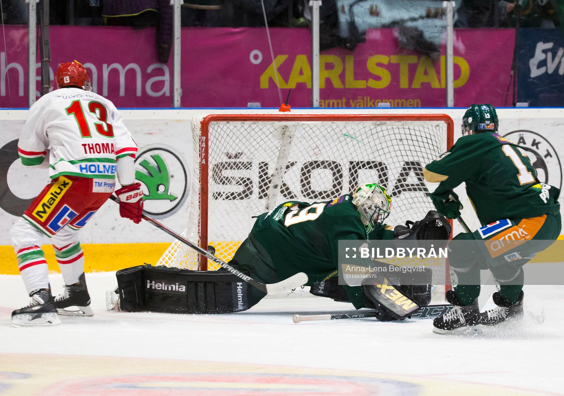 Modos Bill Thomas gör mål 0-1 bakom Färjestads målvakt