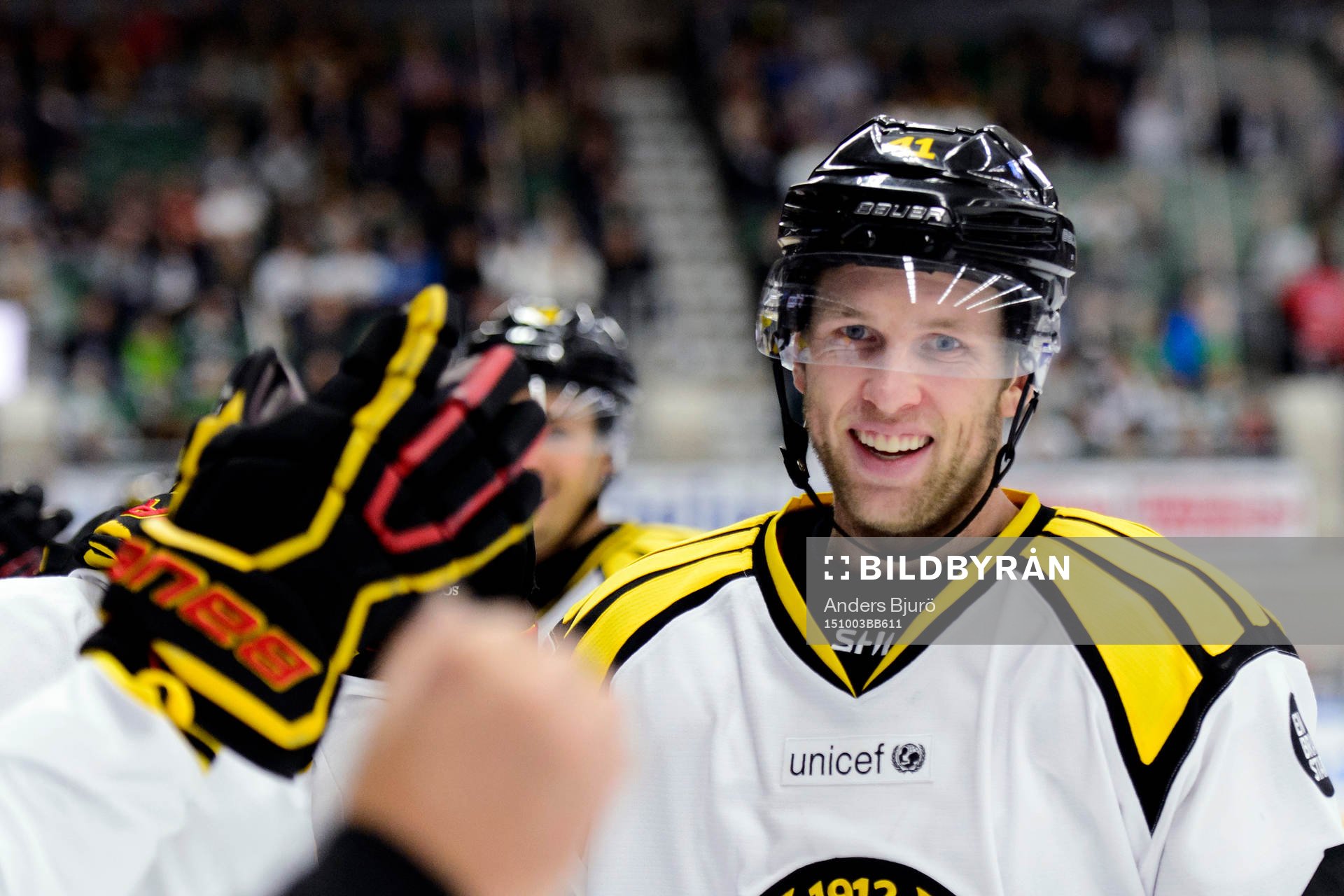 Brynäs Greg Scott firar med båset
