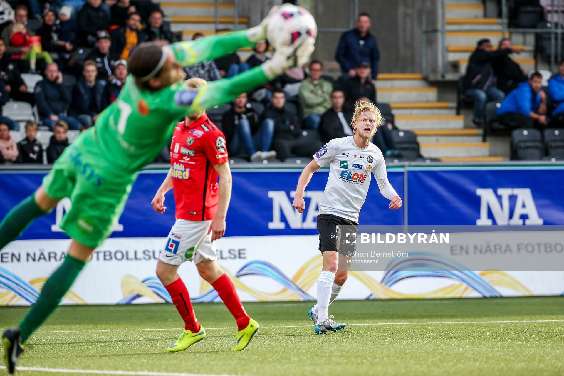 Örebros Karl Holmberg provar skott mot mål som