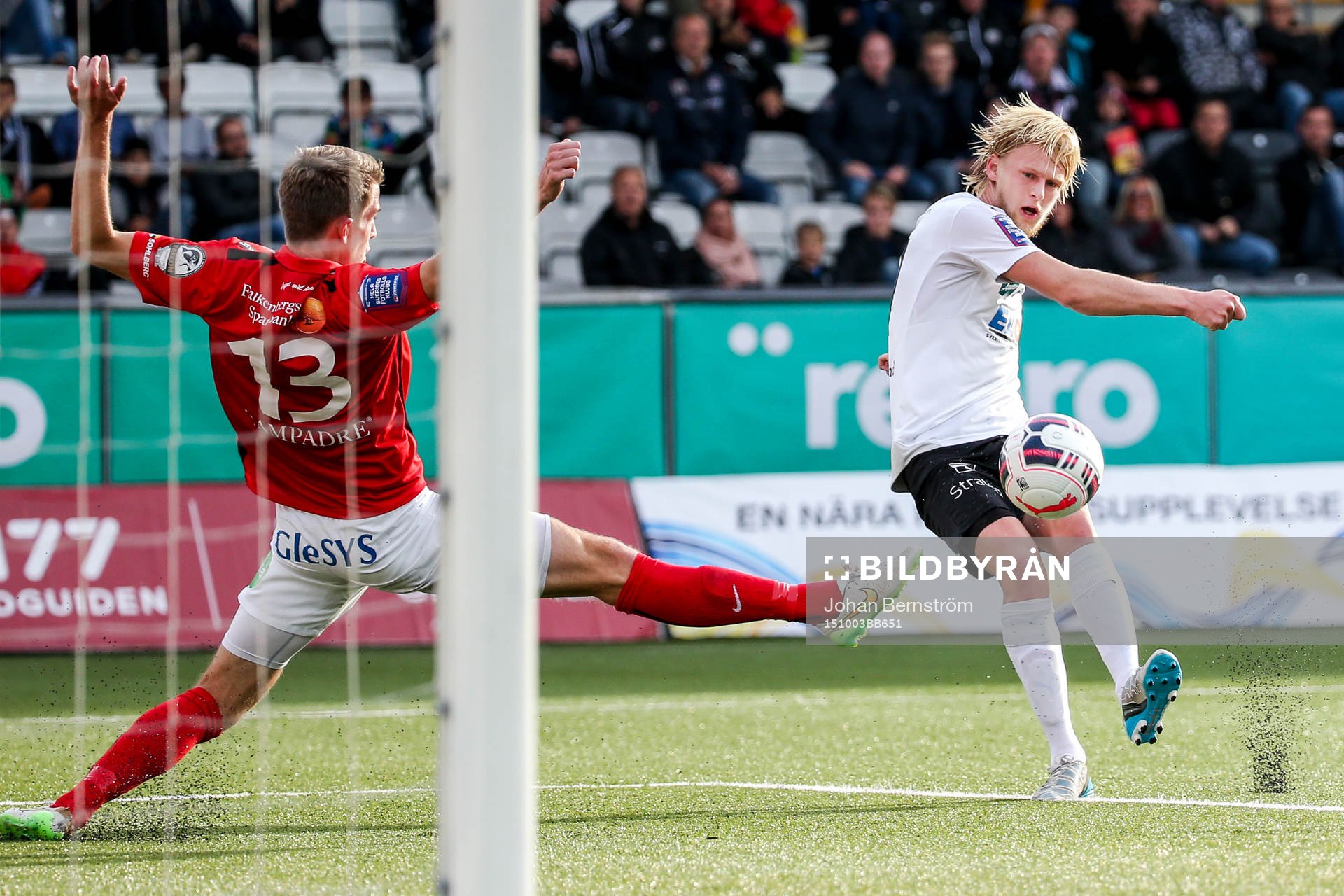 Falkenbergs Adam Eriksson försöker blockera skott från