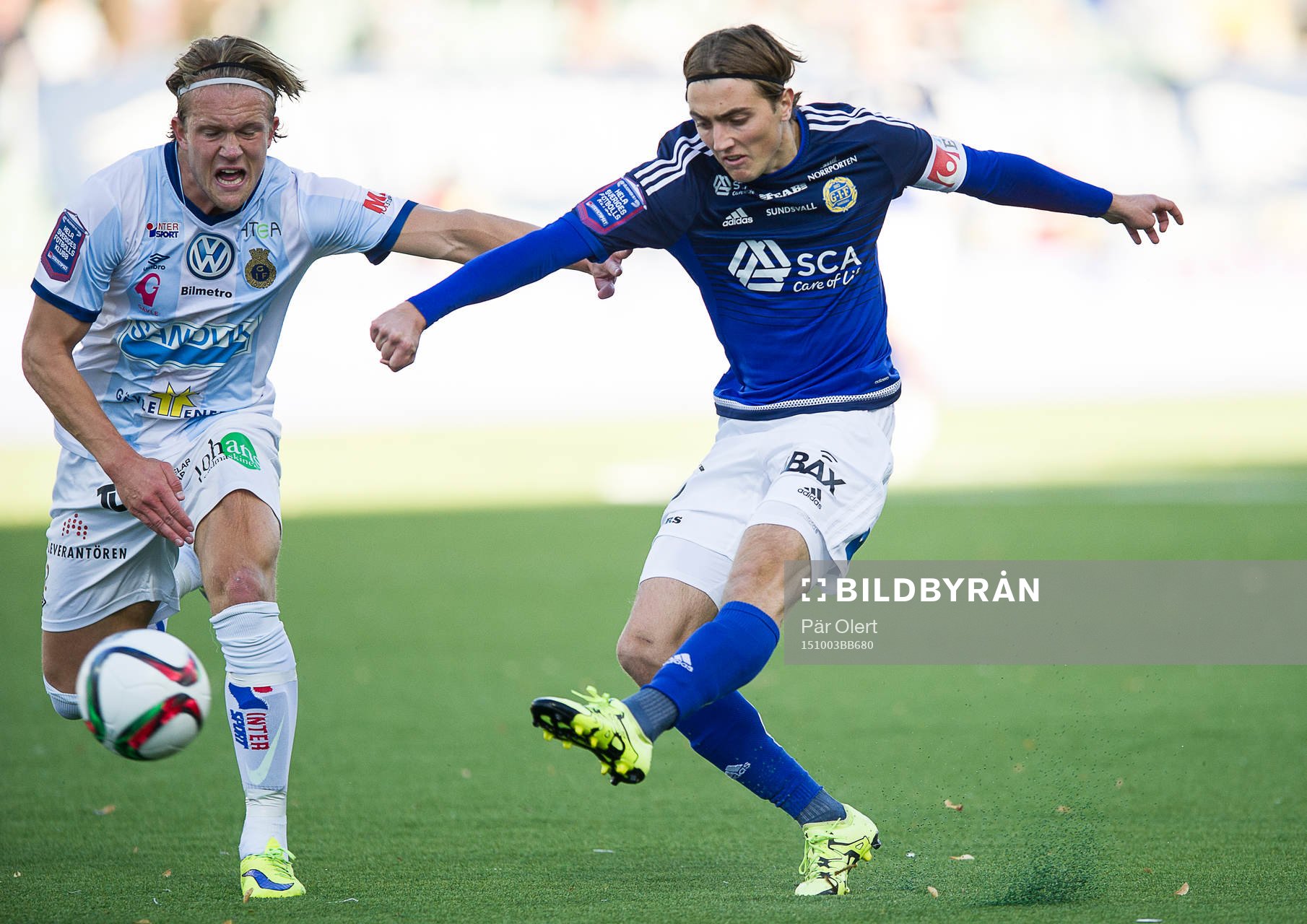 Sundsvalls Dennis Olsson skjuter 1-0 målet och Gefles