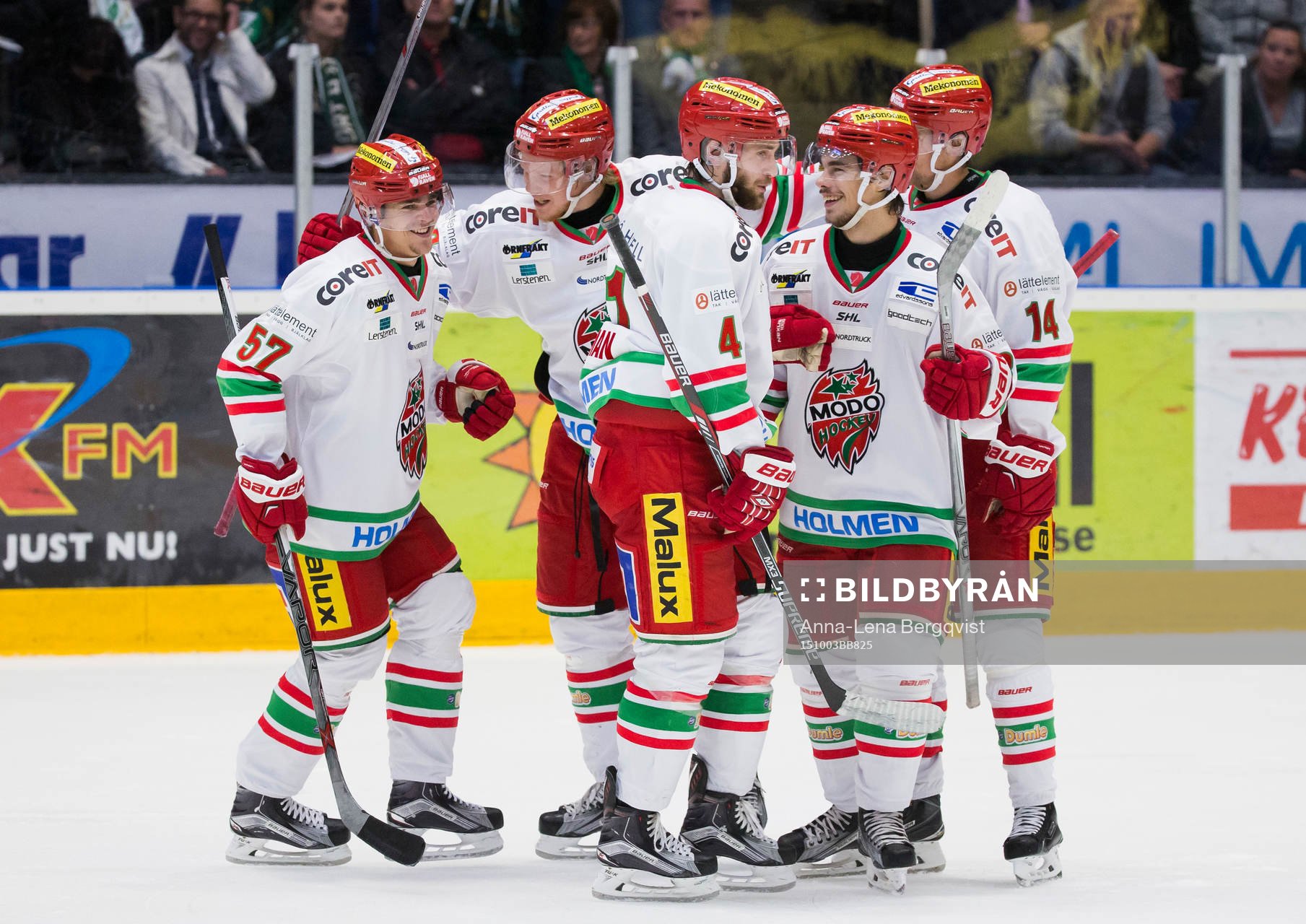 Modos Emil Djuse firar mål 0-3 tillsammans