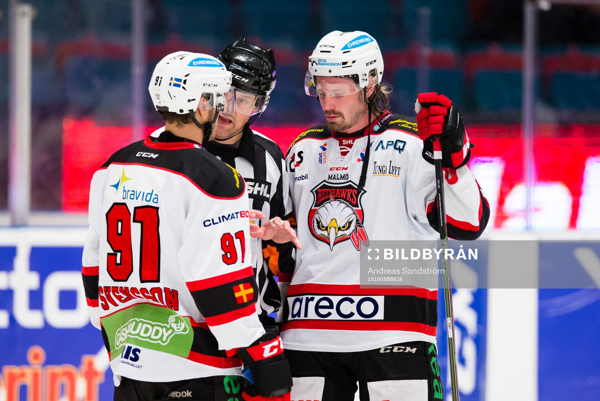 Domare Mikael Nord samtalar med Malmö Redhawks Björn