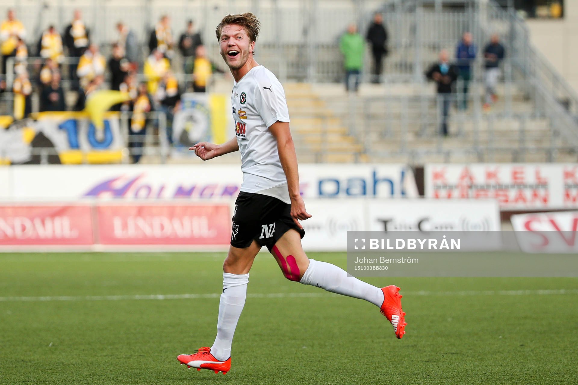 Örebros Martin Broberg jublar