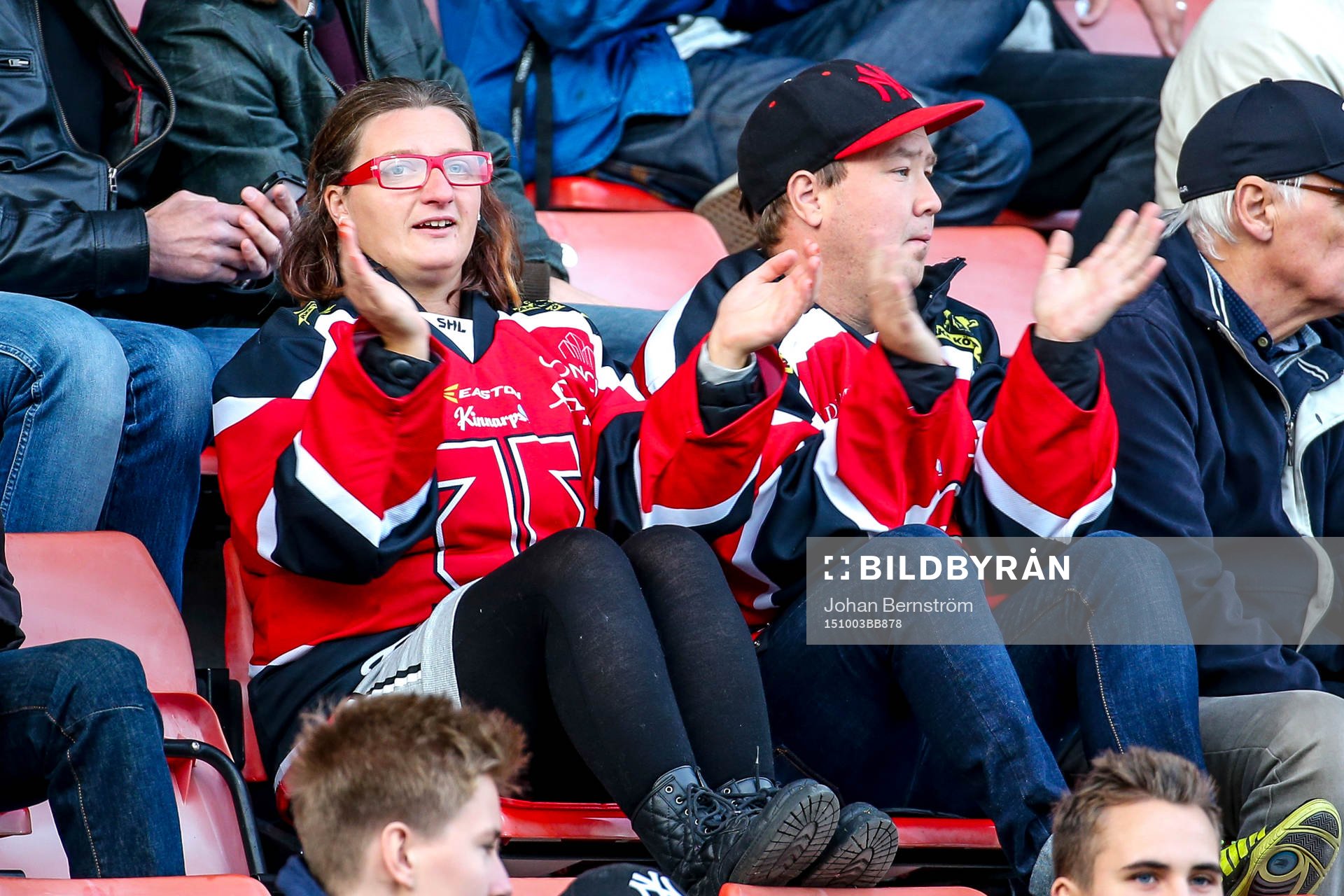 Supportrar med Örebros hockeytröjor på läktaren